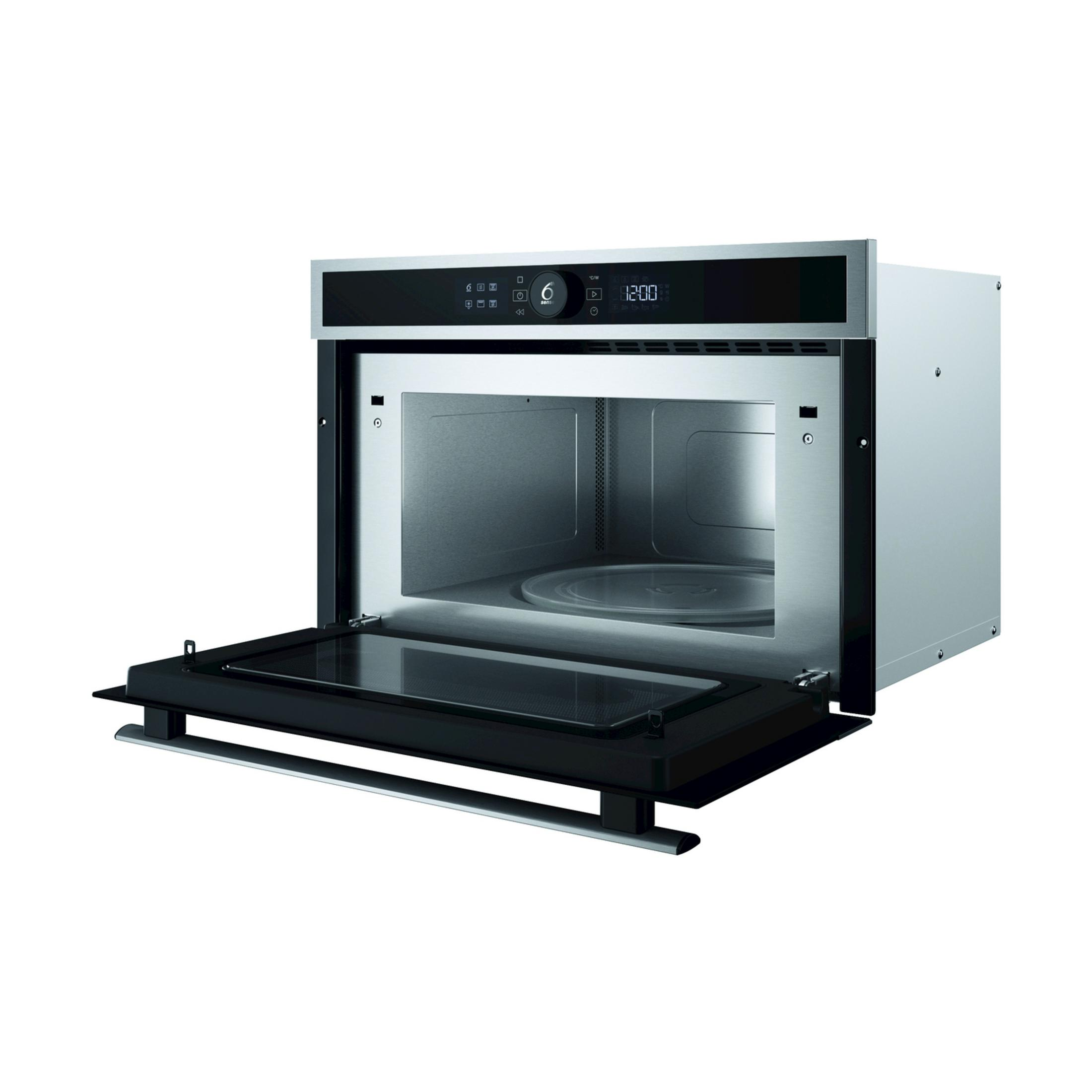 Un horno microondas empotrado plateado con la puerta abierta y pantalla digital.