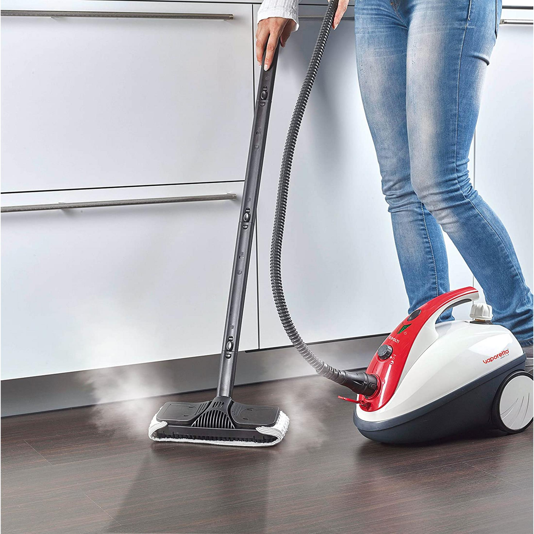 Osoba czyści podłogę myjką parową.