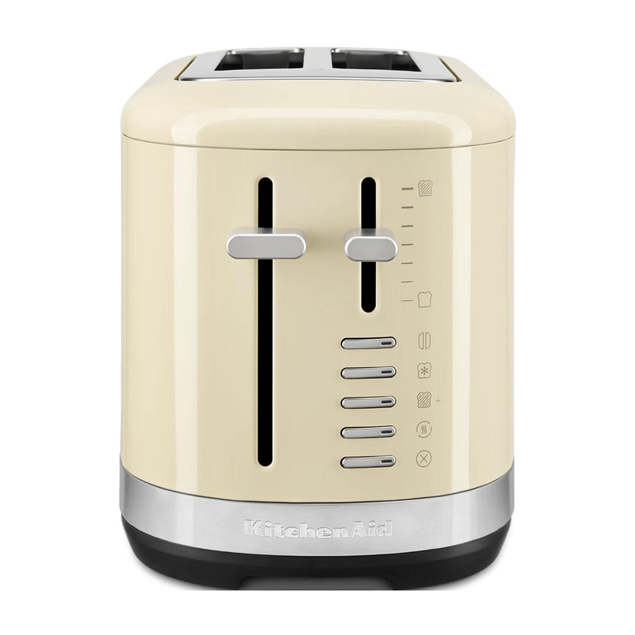 Gümüş kolları ve kontrolleri olan krem rengi KitchenAid tost makinesi.