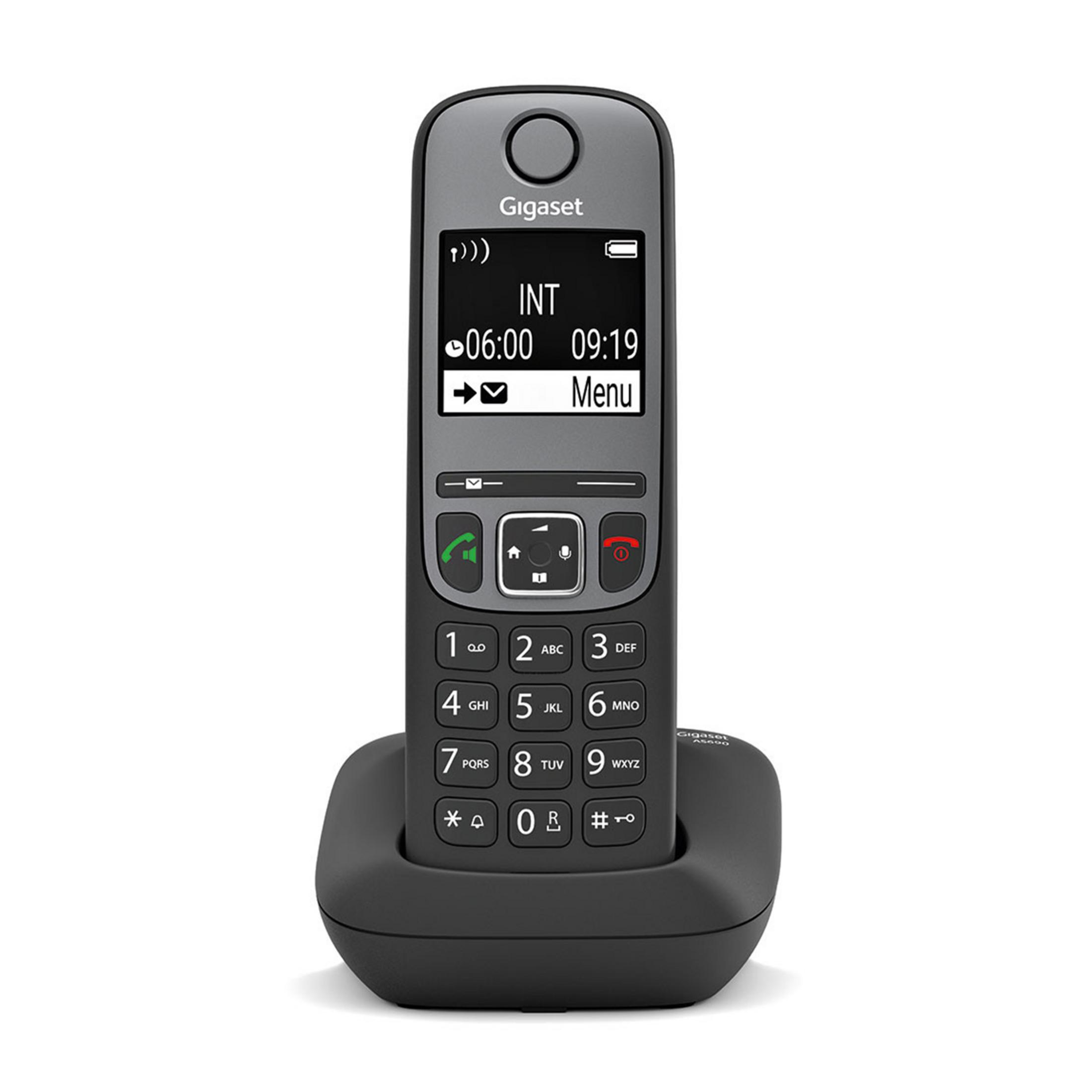 Un teléfono inalámbrico Gigaset gris con teclado y pantalla sobre una base de carga.