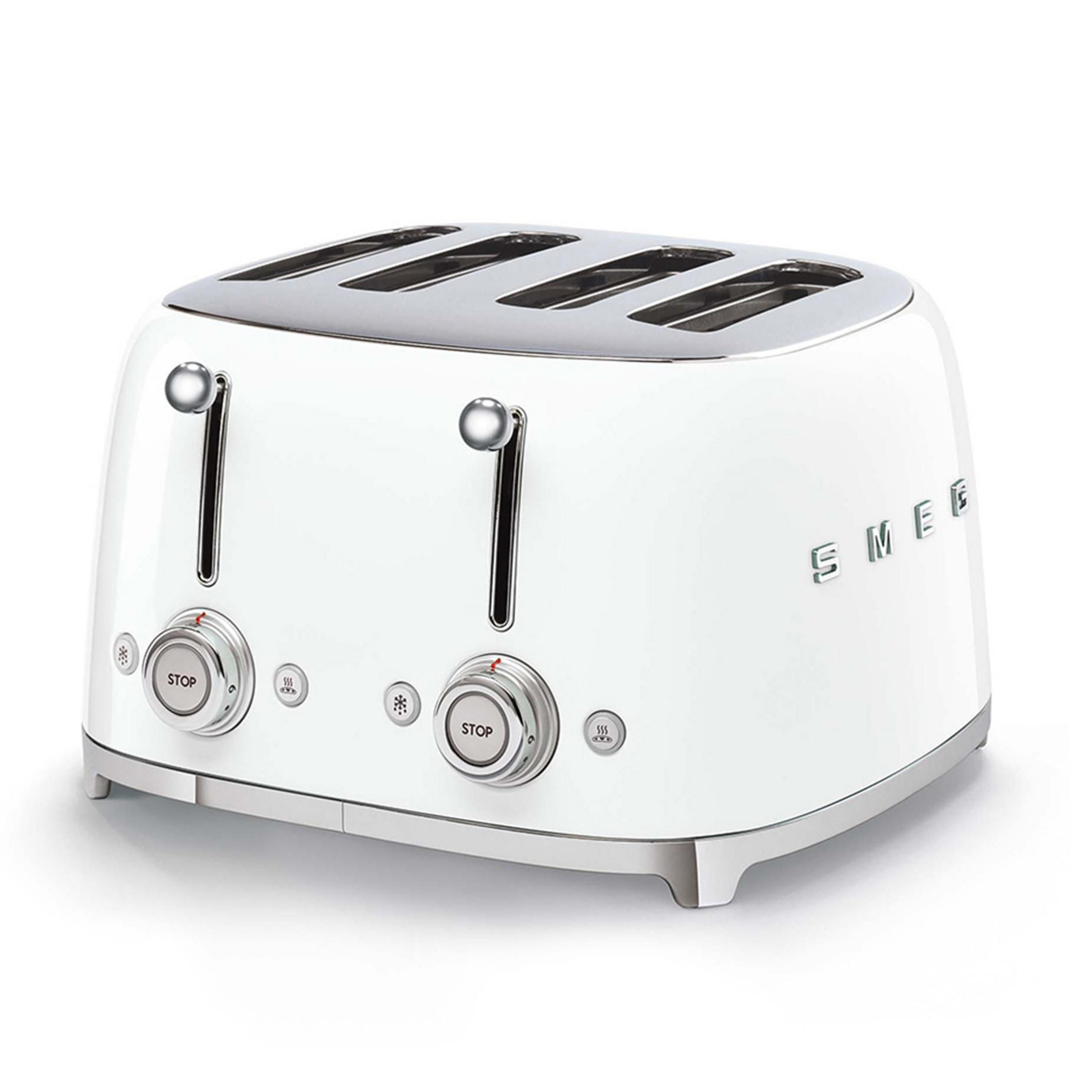 Ein weißer Toaster mit silbernen Akzenten und vier Schlitzen.