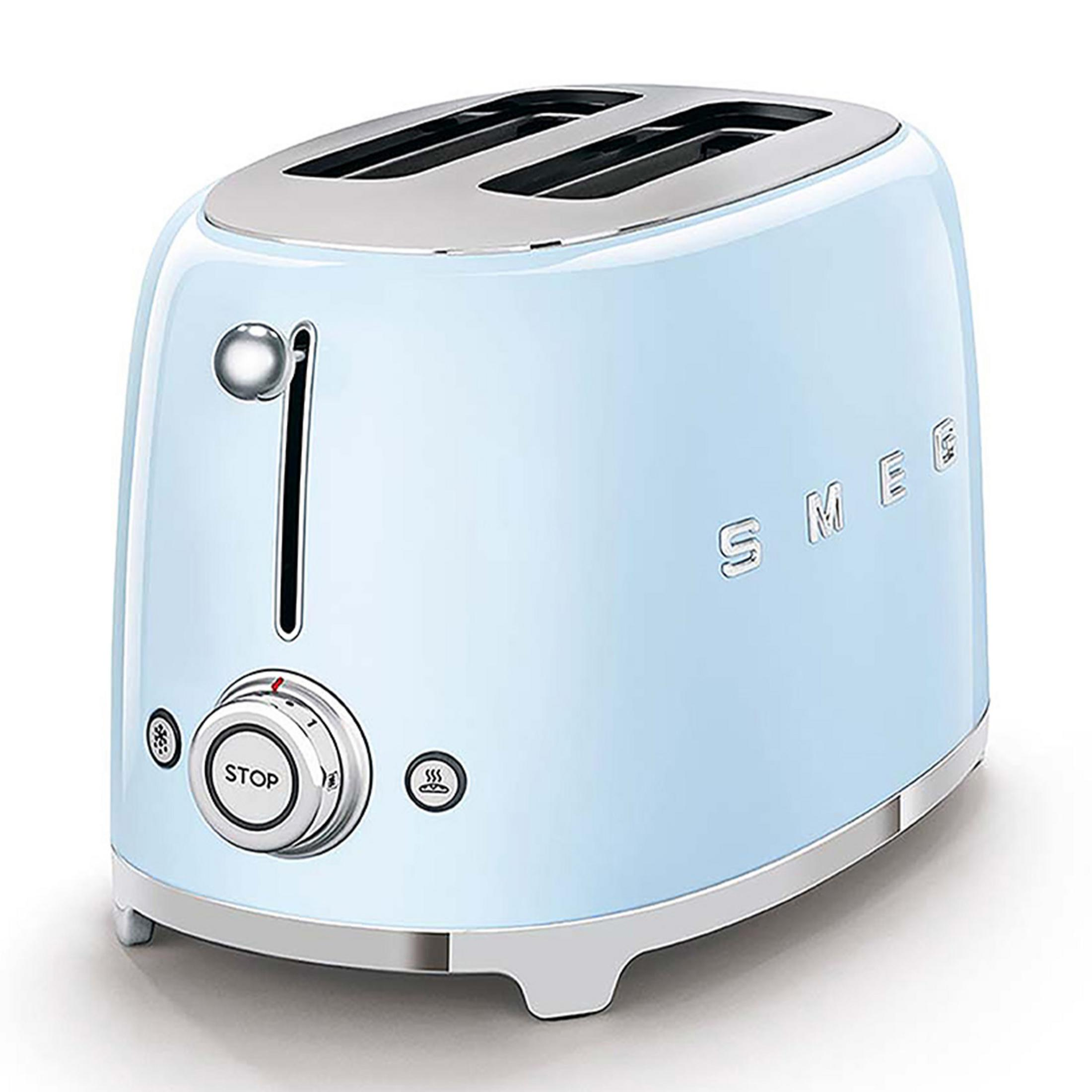 Ein hellblauer SMEG-Toaster mit Chromdetails und einem silbernen Hebel.