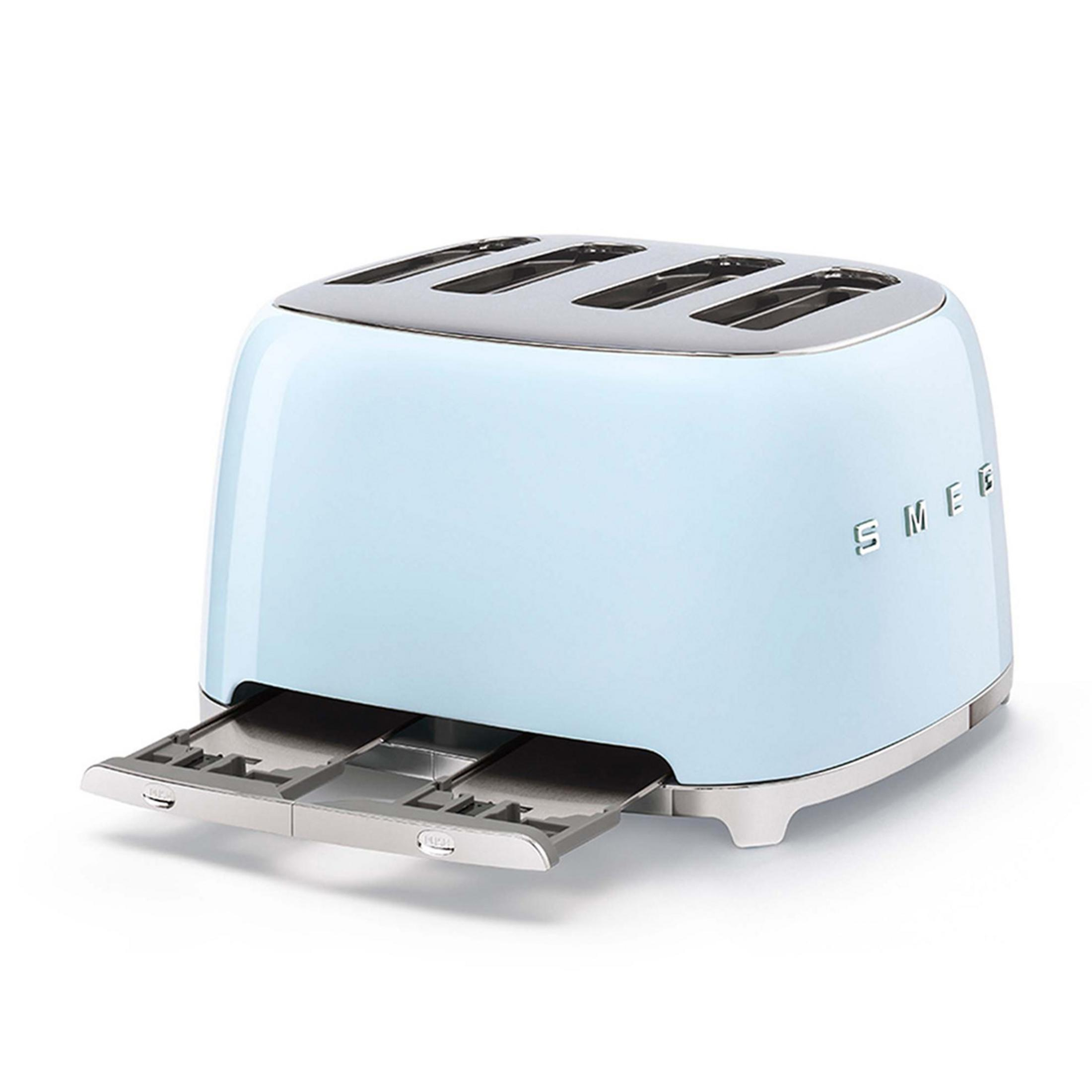 Jasnoniebieski czteroszczelinowy toster SMEG z wysuniętą tacką na okruchy.