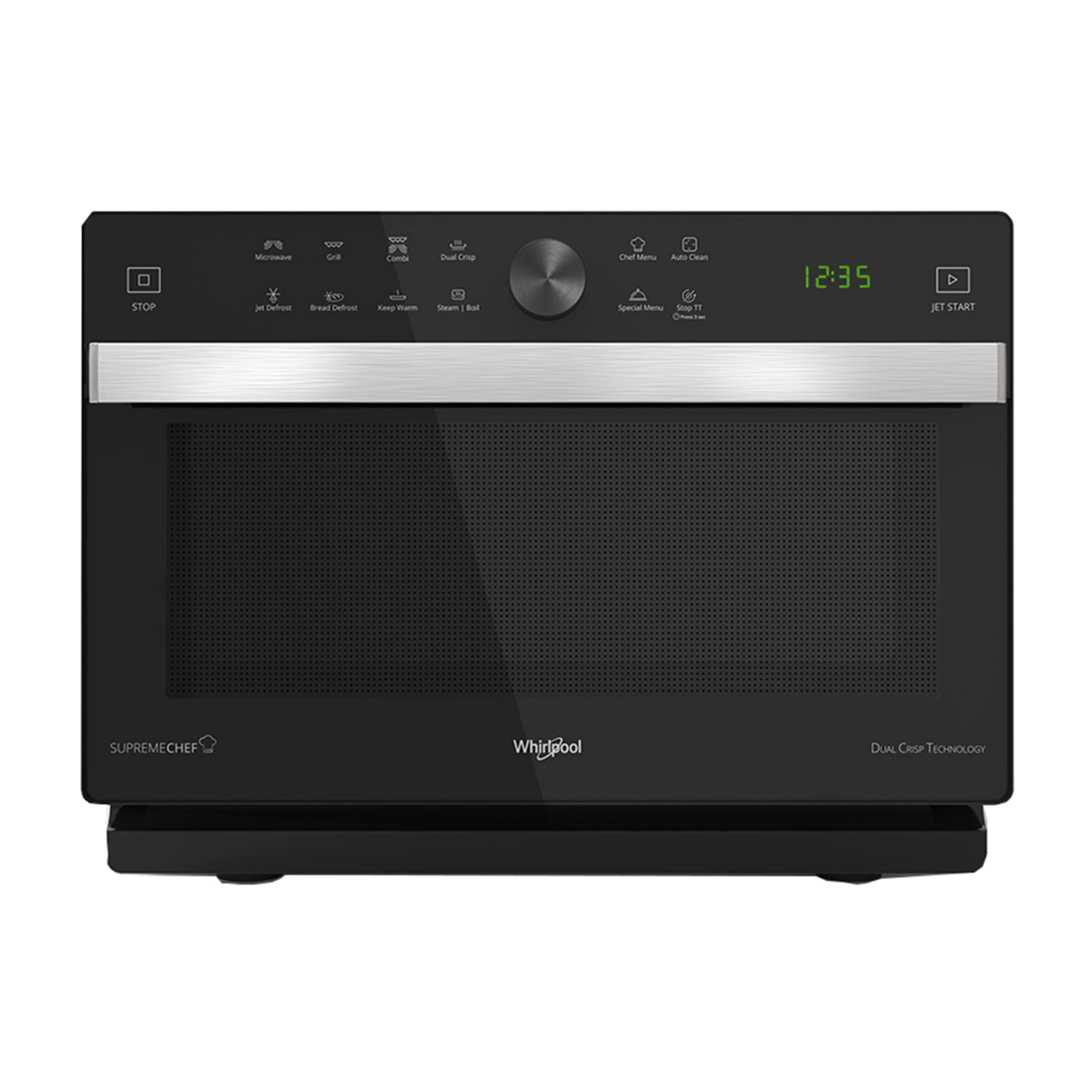 Horno microondas negro con pantalla de reloj digital y panel de control.