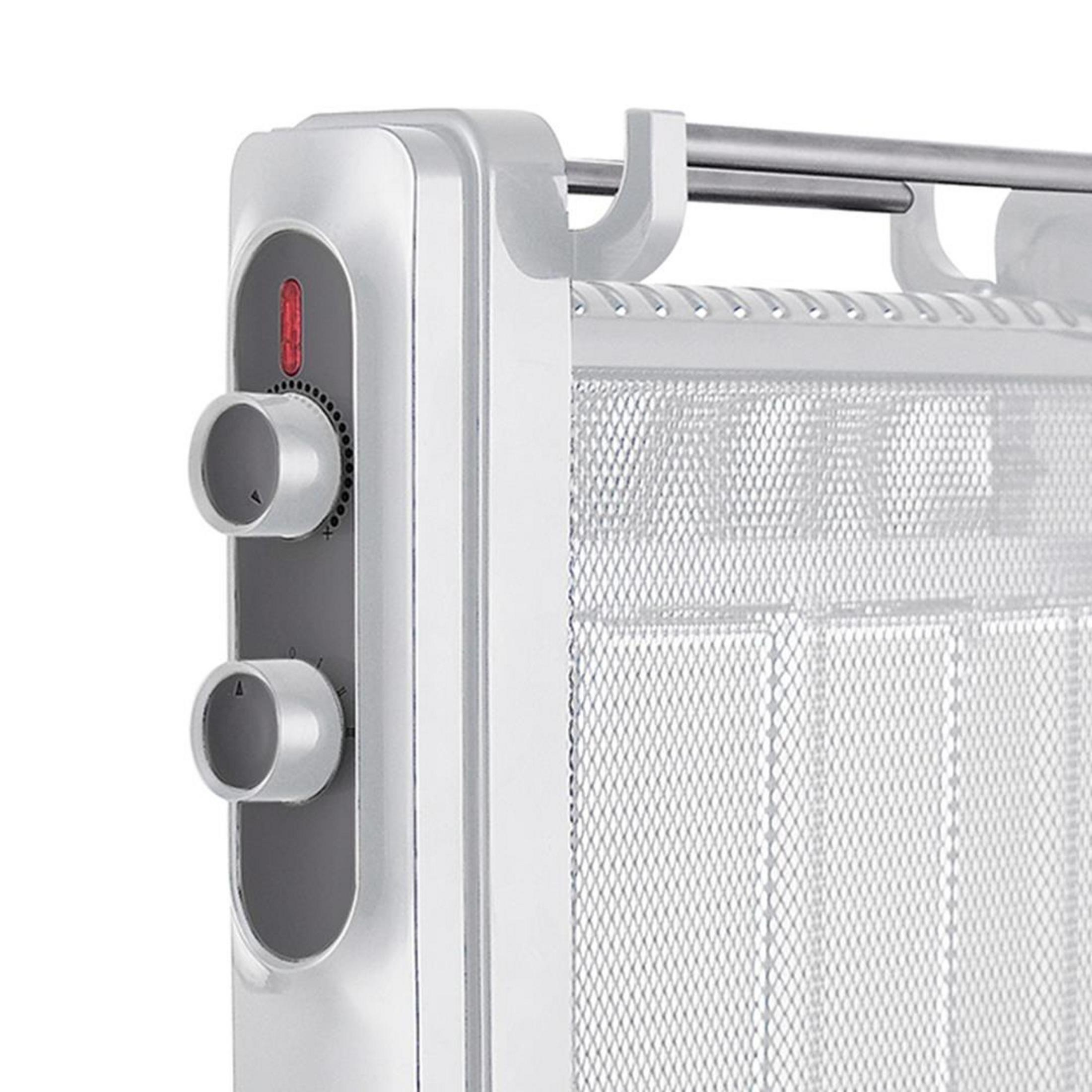 Primer plano de un radiador blanco con dos perillas y una luz indicadora roja.