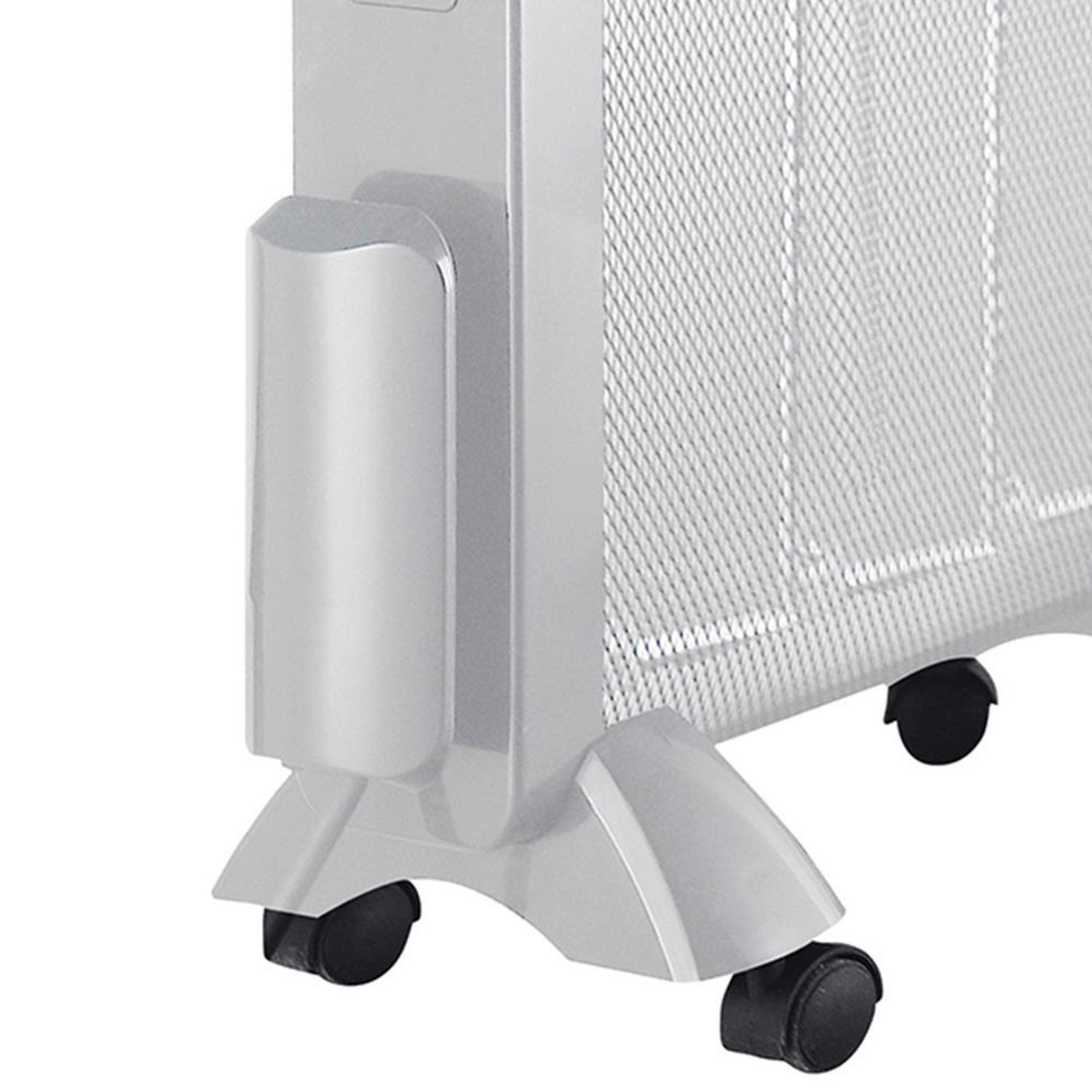 Primer plano de un calentador blanco con ruedas y panel de control.