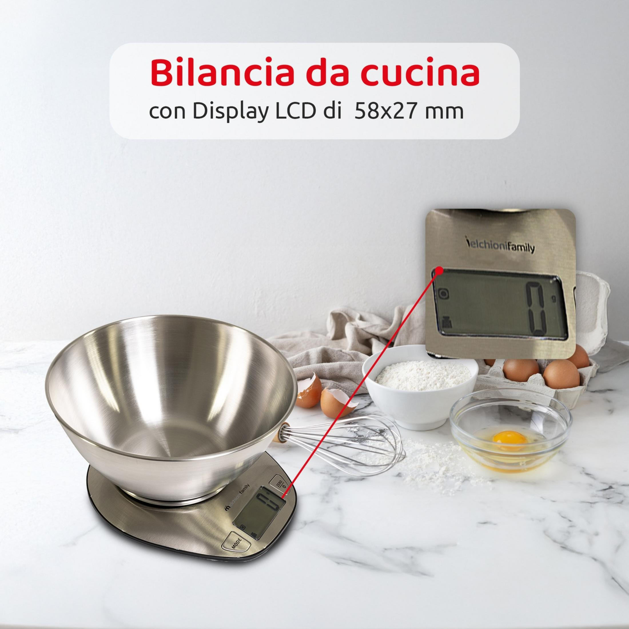 Balanza de cocina con bol de acero inoxidable, huevos, harina y batidor.