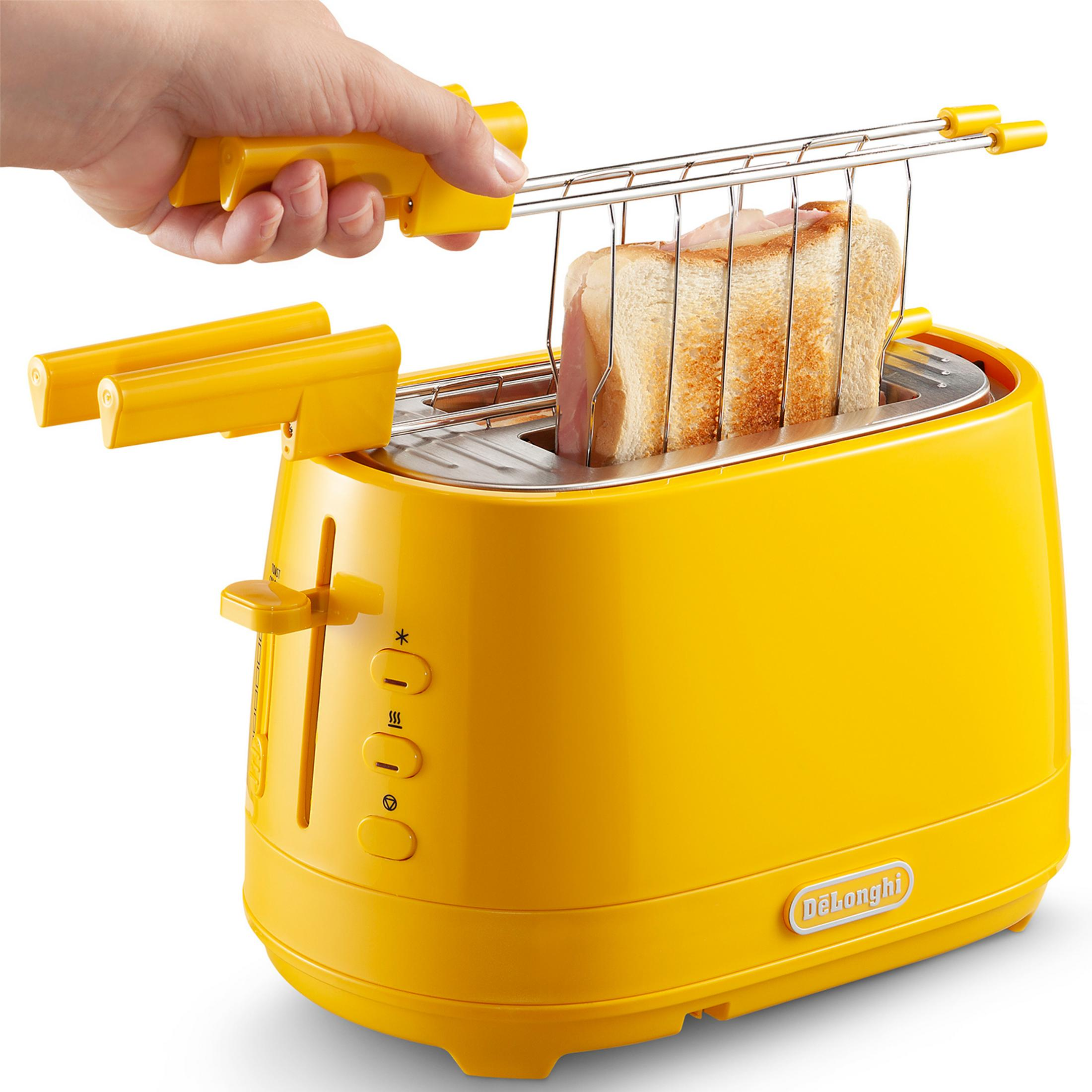 Ręka obsługuje żółty toster z tostami i szynką.