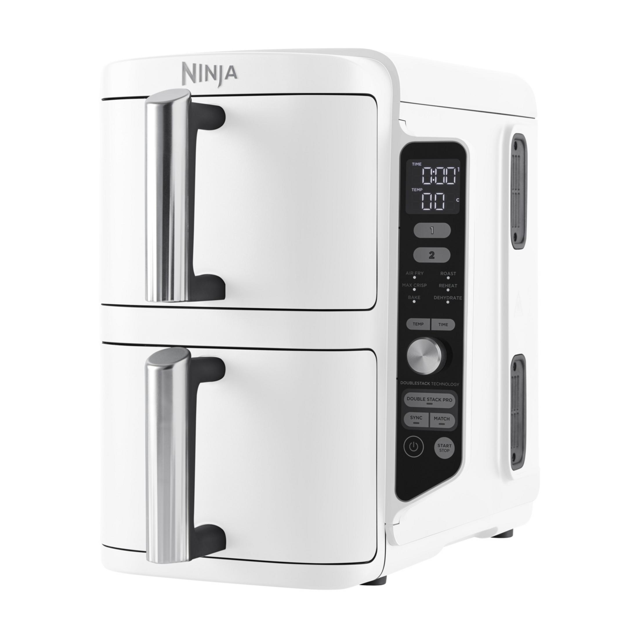 Biała frytkownica beztłuszczowa Ninja Double Stack Pro z cyfrowym wyświetlaczem i dwoma szufladami.