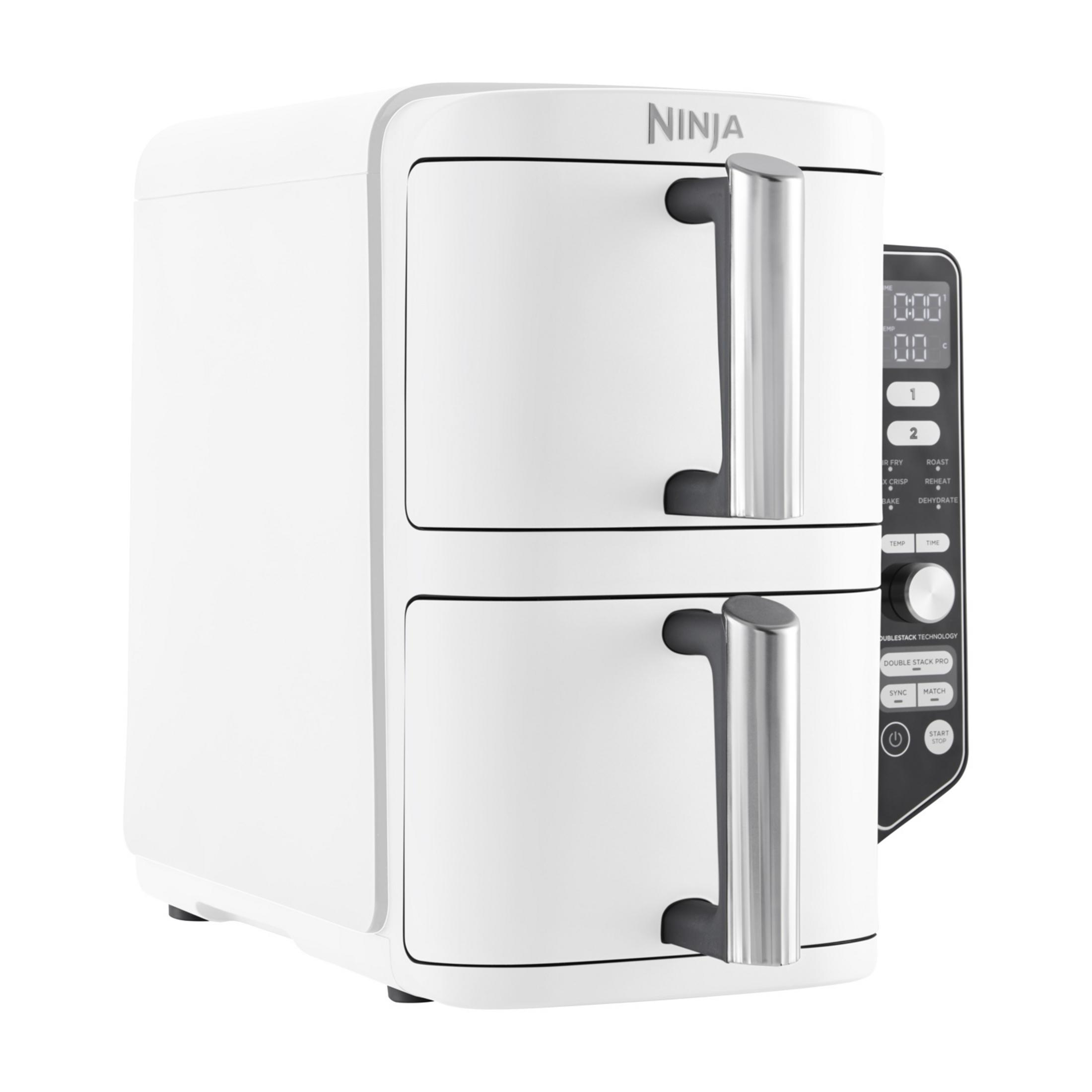 Biała frytkownica beztłuszczowa Ninja z dwiema szufladami i srebrnymi uchwytami.