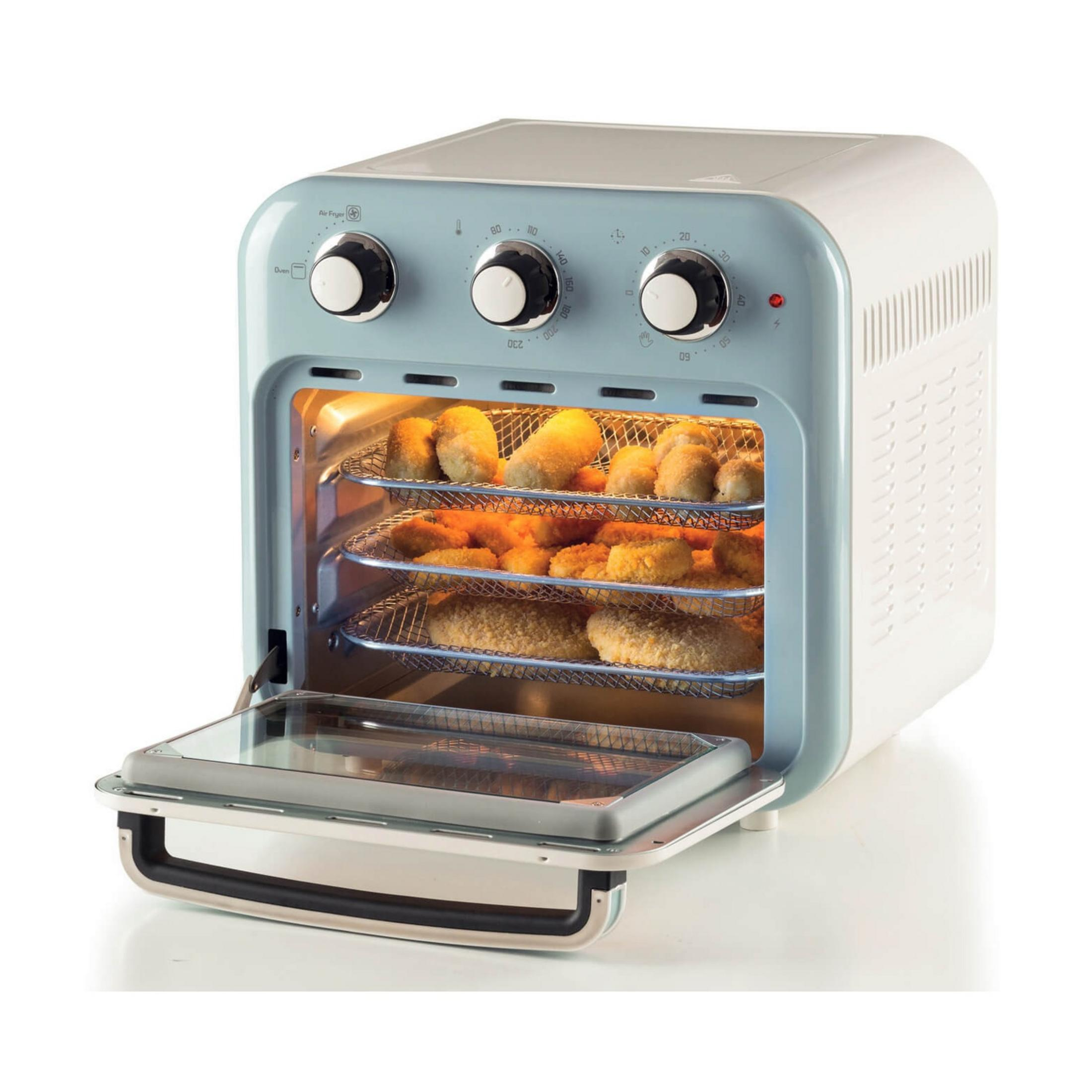 Jasnoniebieski i biały piekarnik z frytkownicą powietrzną, trzy ruszty z panierowanym jedzeniem.