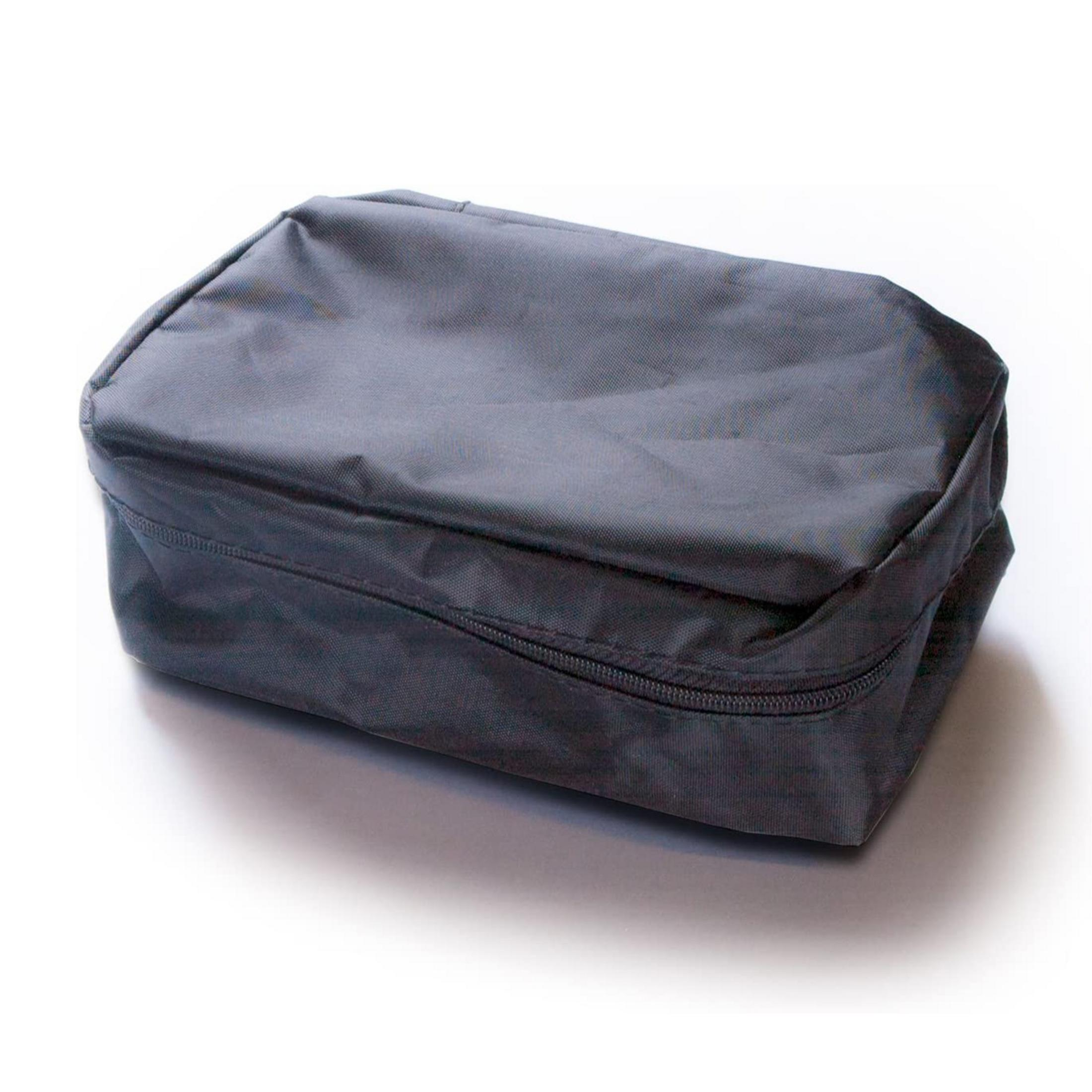 Una bolsa de tela gris con cremallera sobre fondo blanco.