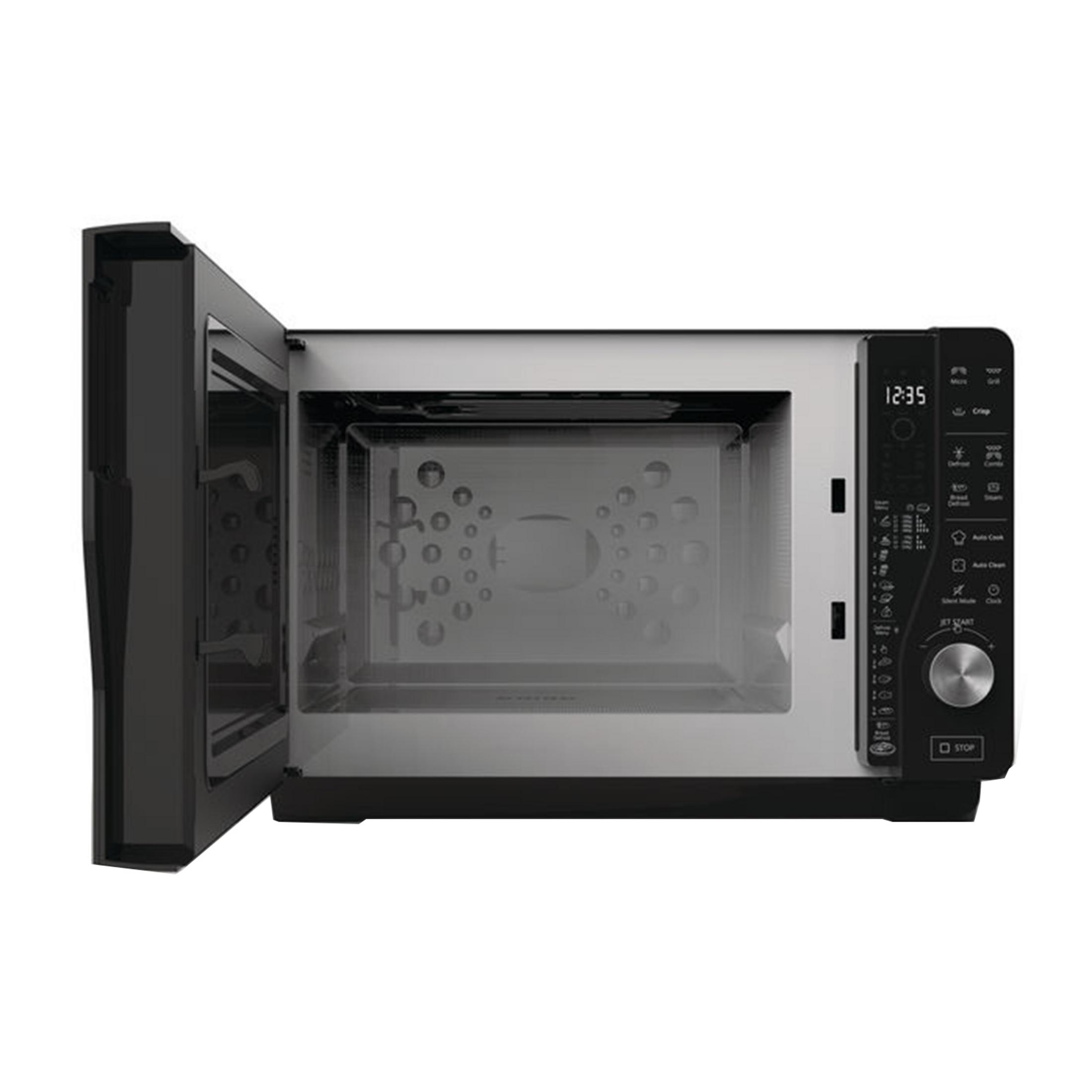 Czarna kuchenka mikrofalowa z otwartymi drzwiami pokazuje wnętrze z obrotnicą.