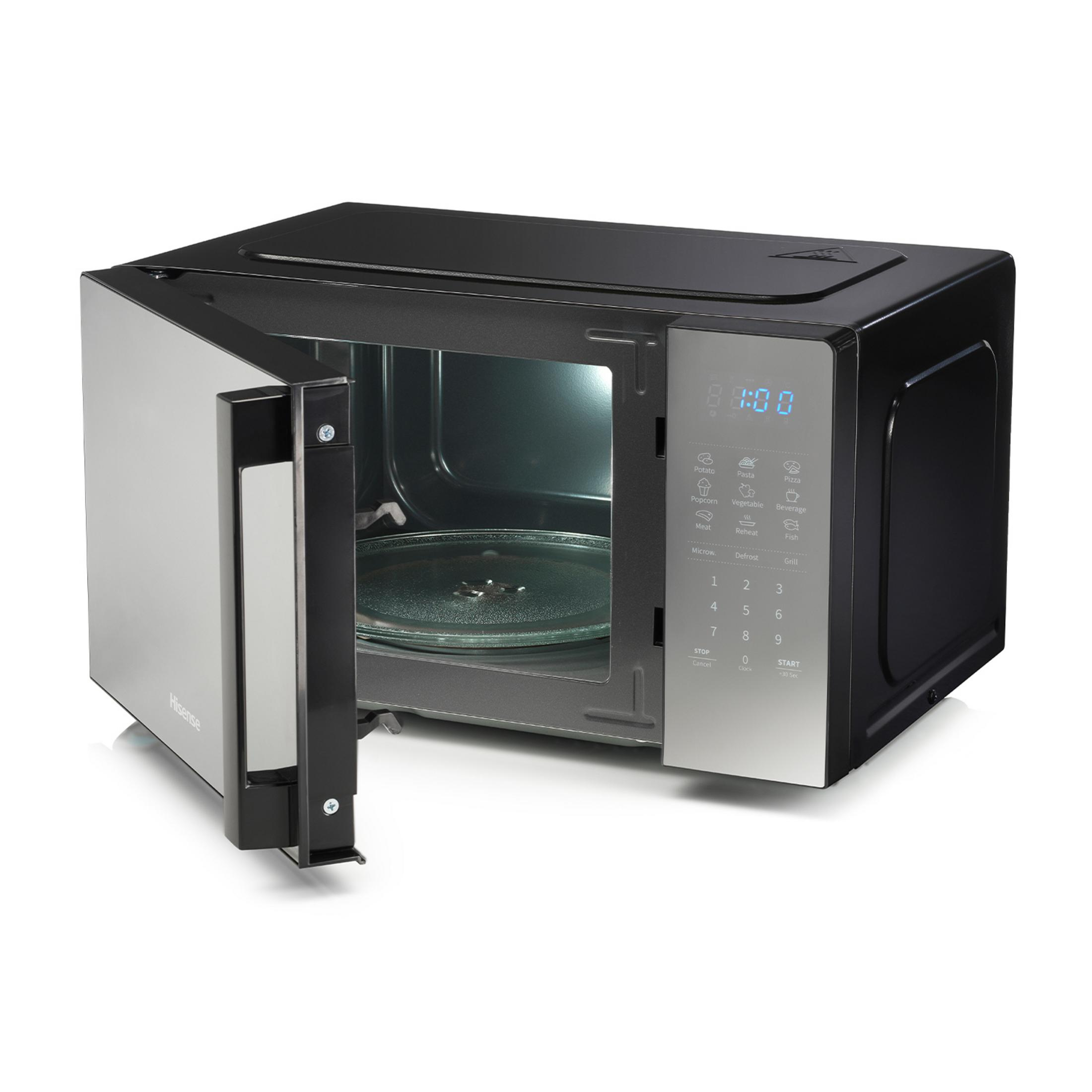Srebrno-czarna kuchenka mikrofalowa Hisense z otwartymi drzwiczkami i szklanym talerzem obrotowym.