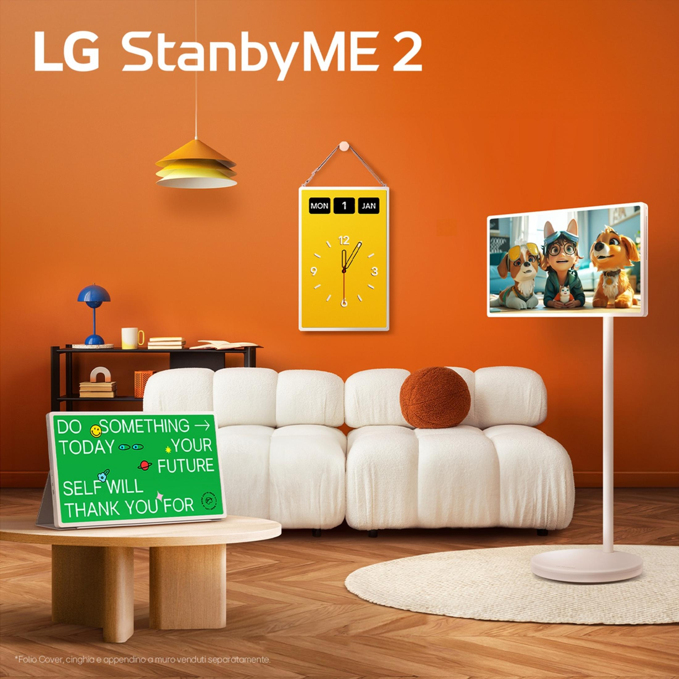 Una sala con pared naranja, sofá blanco y pantalla LG StanbyME 2.