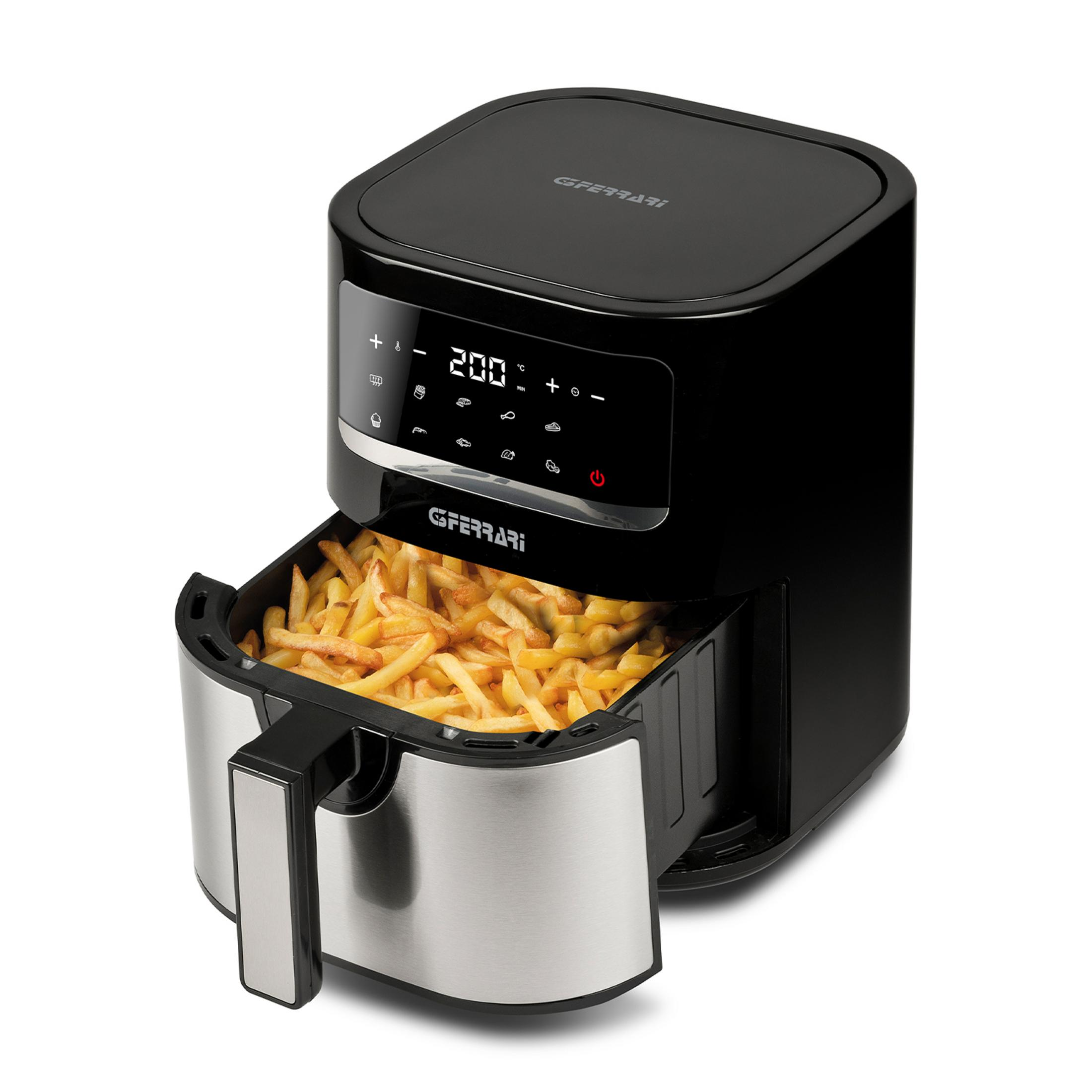 Zwarte airfryer met lade vol goudbruine frietjes.