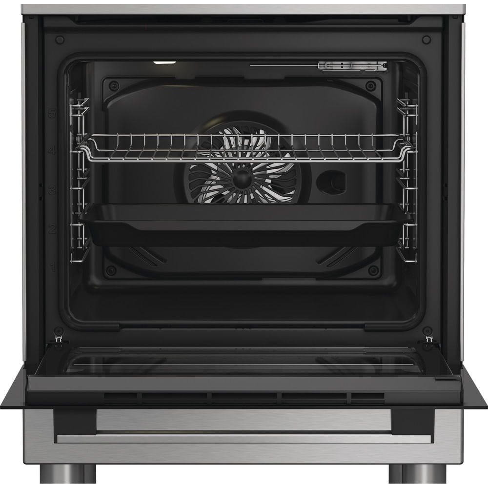 Interno del forno aperto con griglia, teglia e ventola.