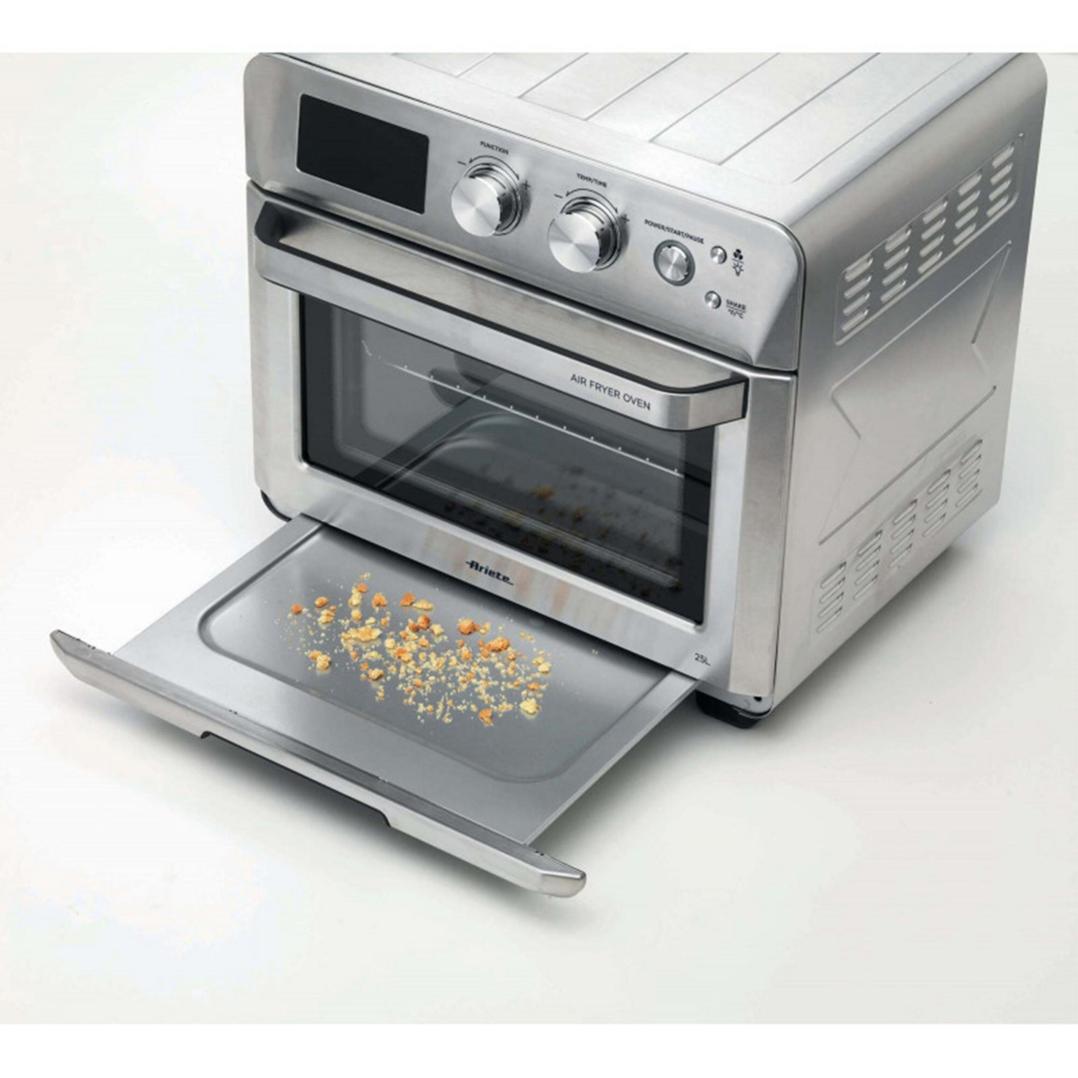Horno freidora de aire de acero inoxidable con bandeja para migas extraída, que contiene migas.