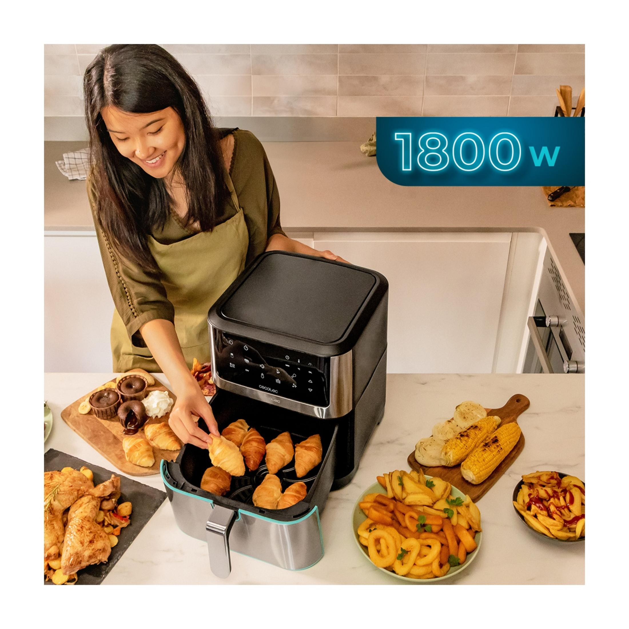 Kobieta wkłada croissanty do frytkownicy beztłuszczowej. Urządzenie otaczają różne potrawy.