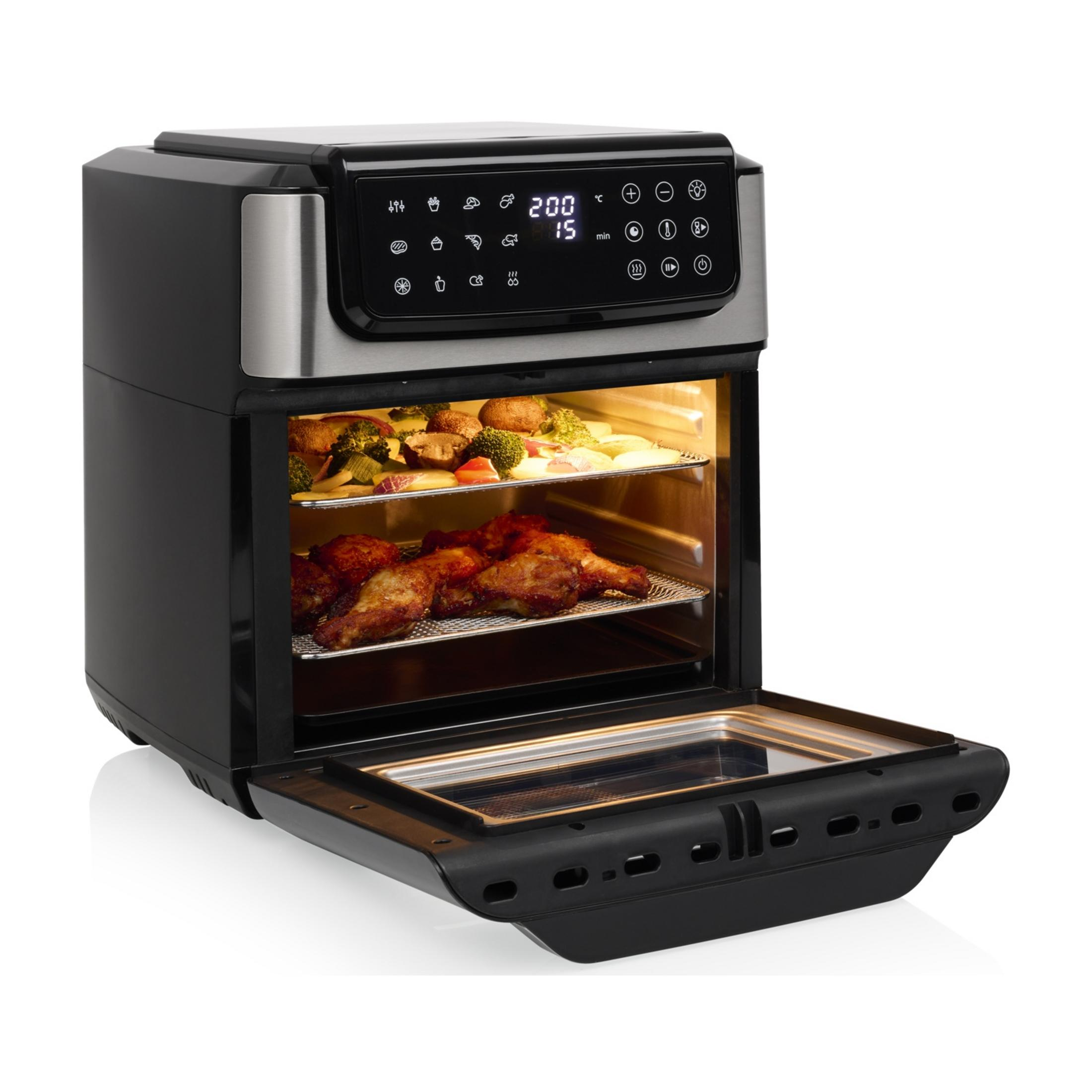 Czarna frytkownica beztłuszczowa z otwartymi drzwiczkami, zawierająca kurczaka i warzywa.