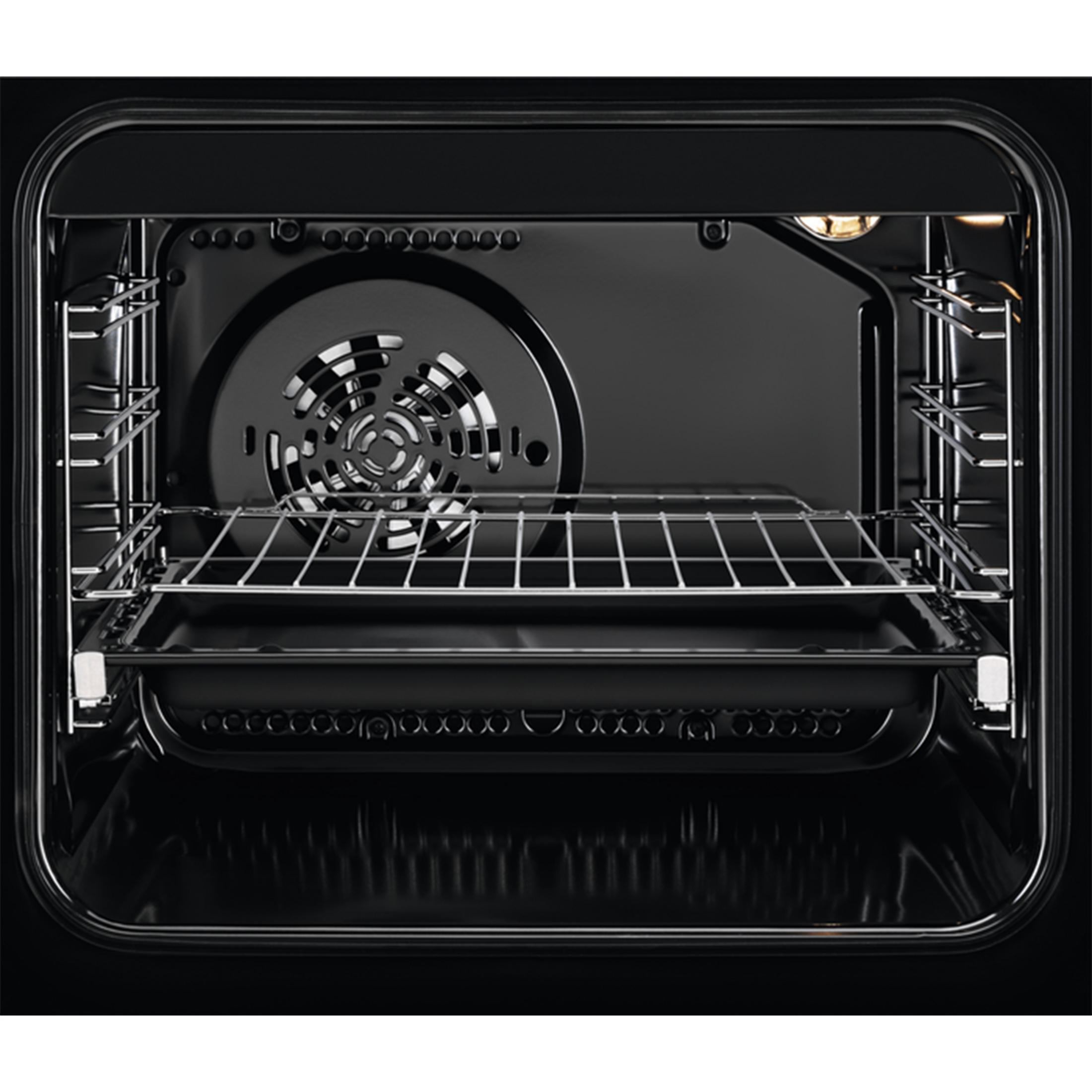 Interno di un forno nero con ventola, griglia e teglia.