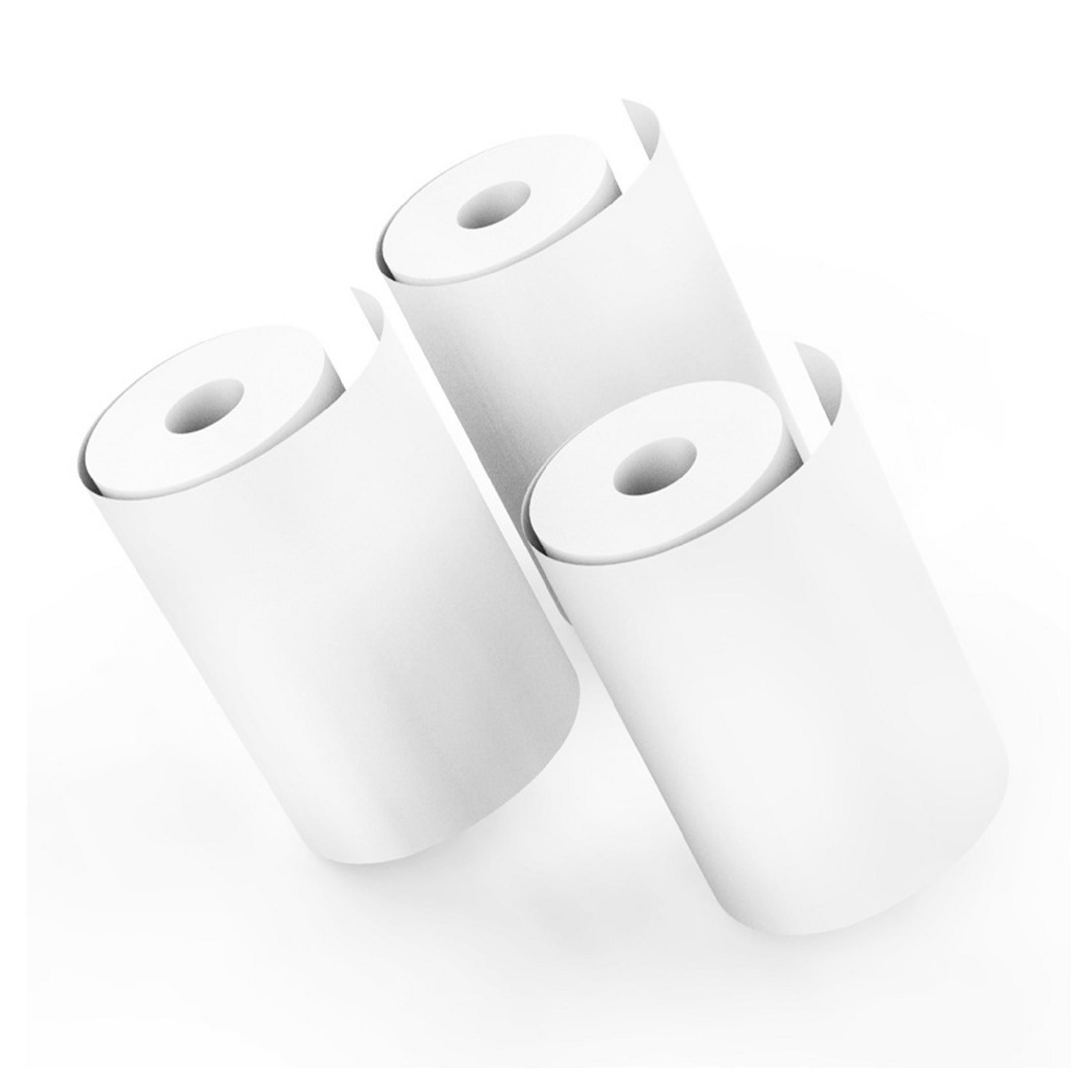Trzy białe rolki papieru na białym tle.