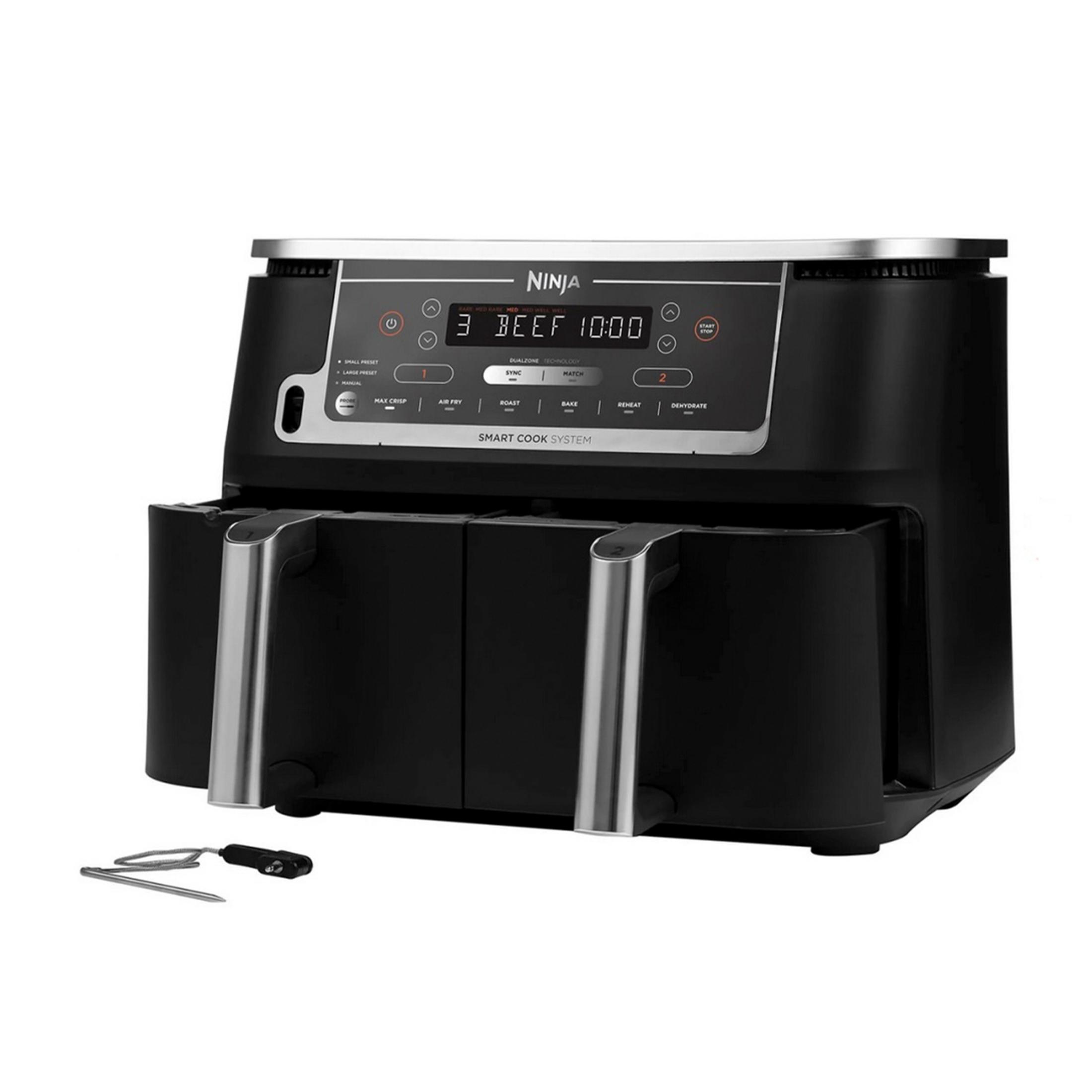 Czarna frytkownica beztłuszczowa Ninja z dwoma koszami i wyświetlaczem.