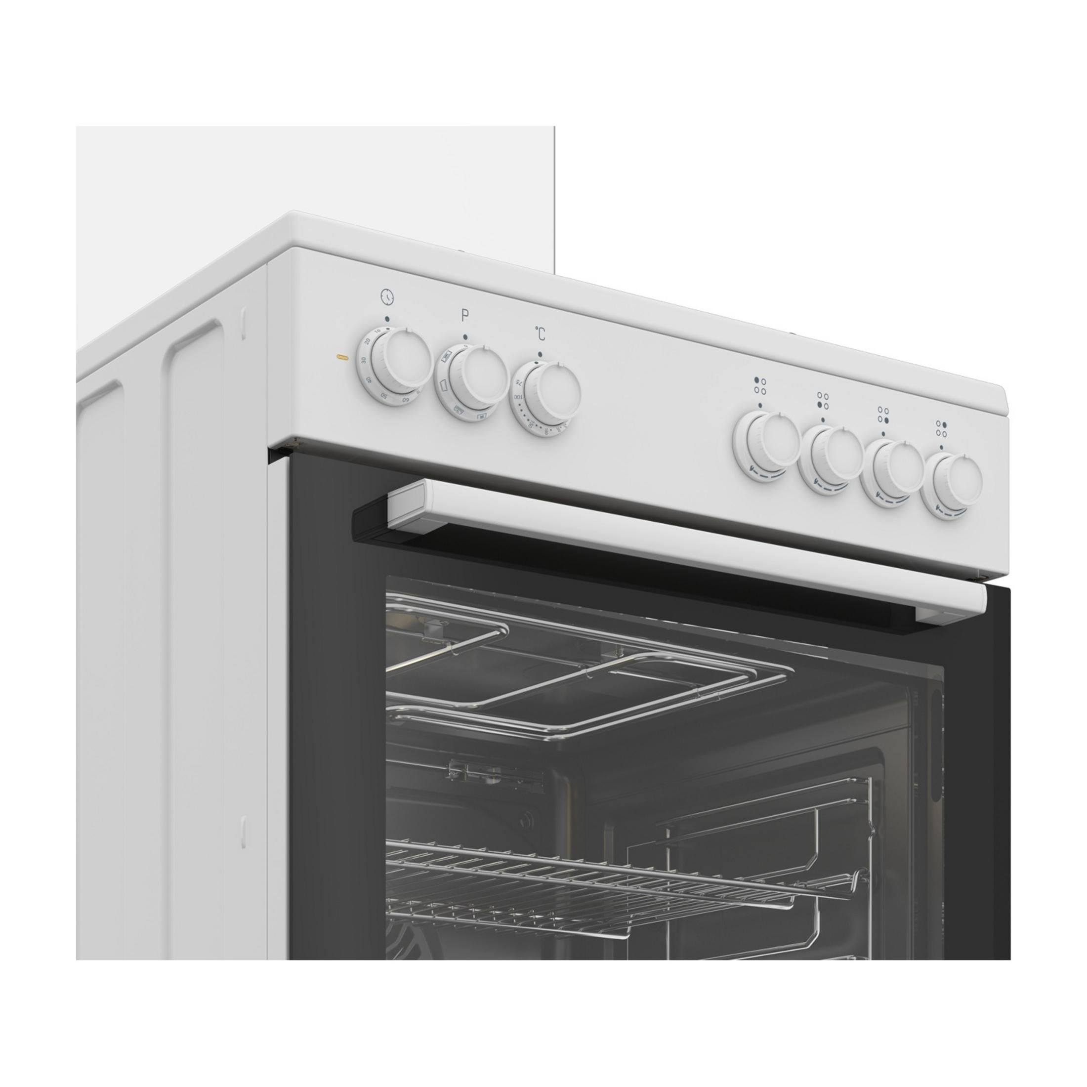 Un forno bianco con porta in vetro e griglie metalliche all'interno.
