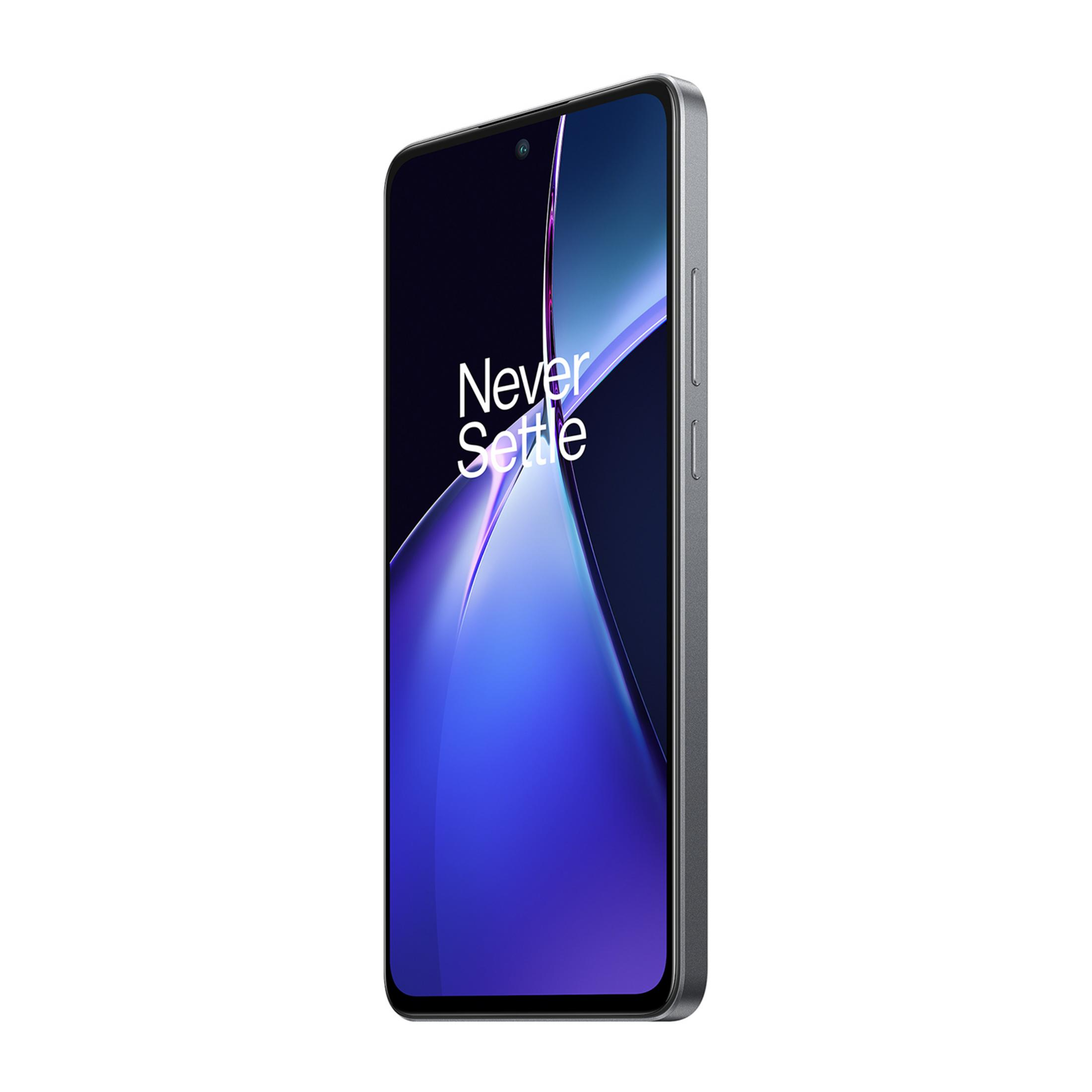 Szara smartfon z niebieską tapetą i napisem „Never Settle”.
