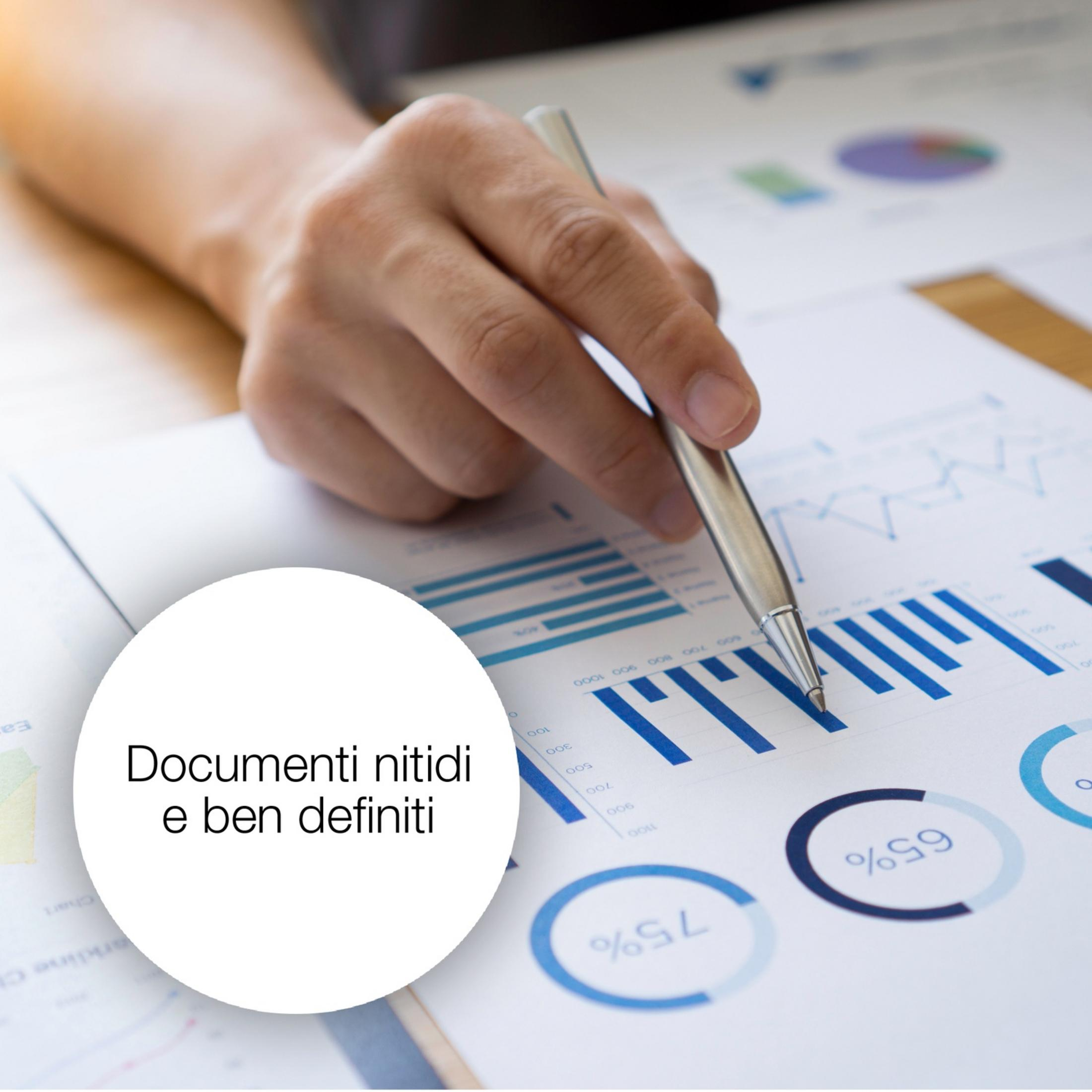 Una mano con una penna indica report finanziari con grafici.
