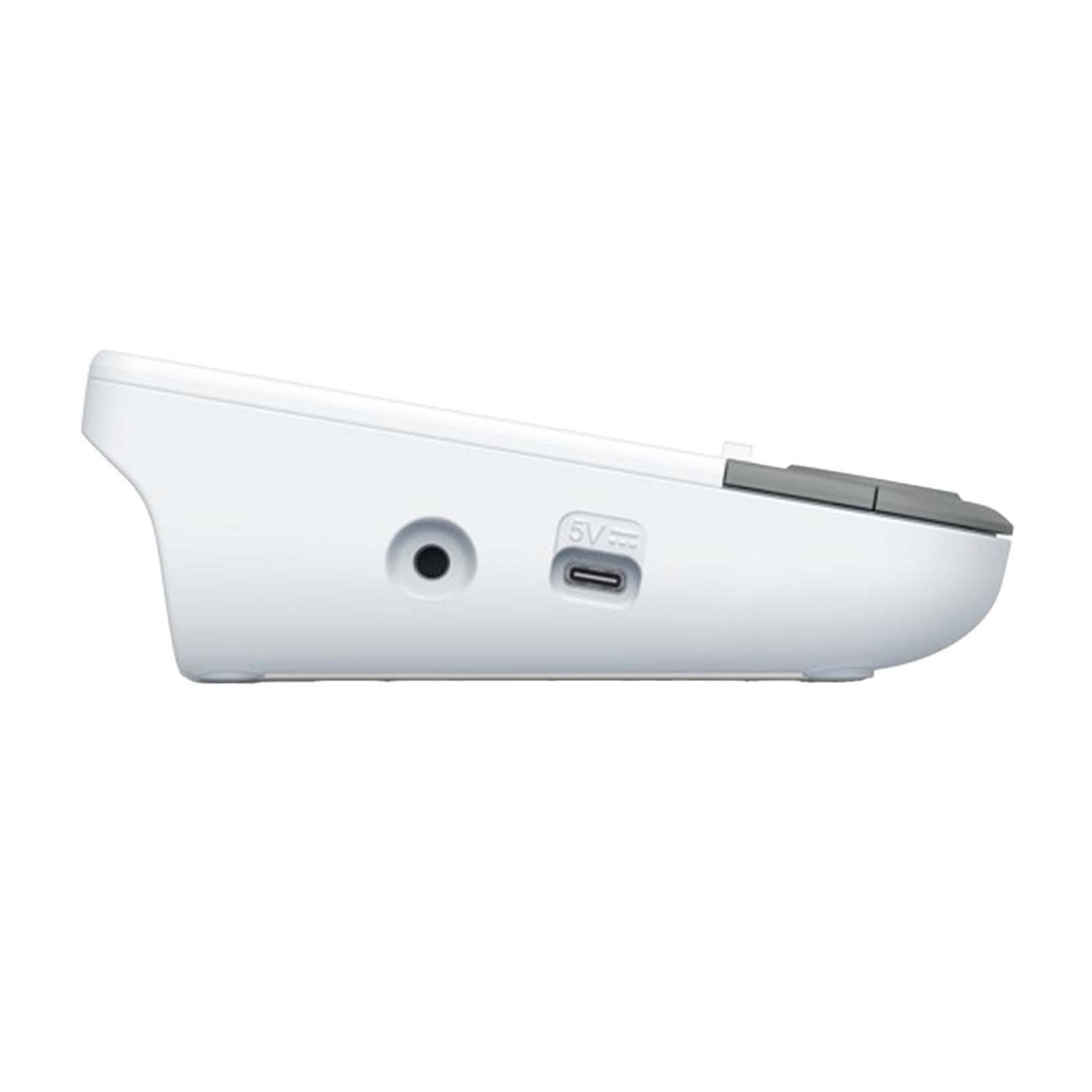 Un appareil blanc avec un port rond et un port USB-C sur le côté.