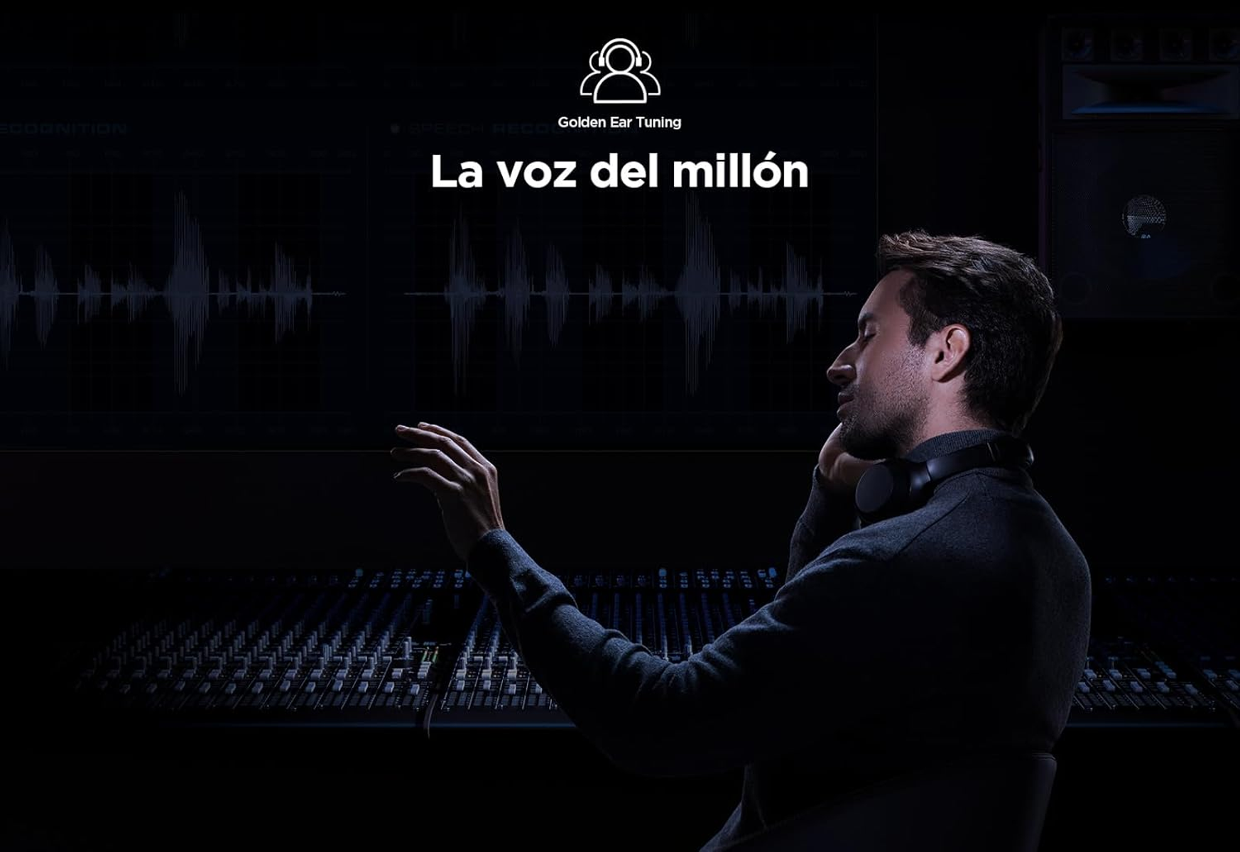 Mężczyzna w słuchawkach słucha fali dźwiękowej na ekranie, z konsolą mikserską w tle.