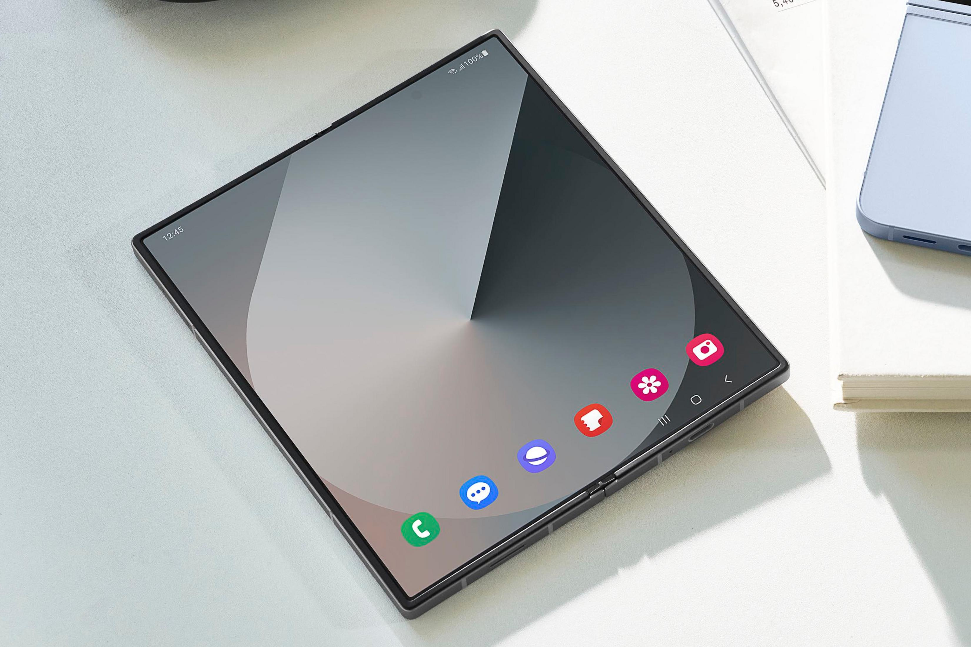 Uno smartphone aperto con schermo scuro e icone di app giace su un tavolo.