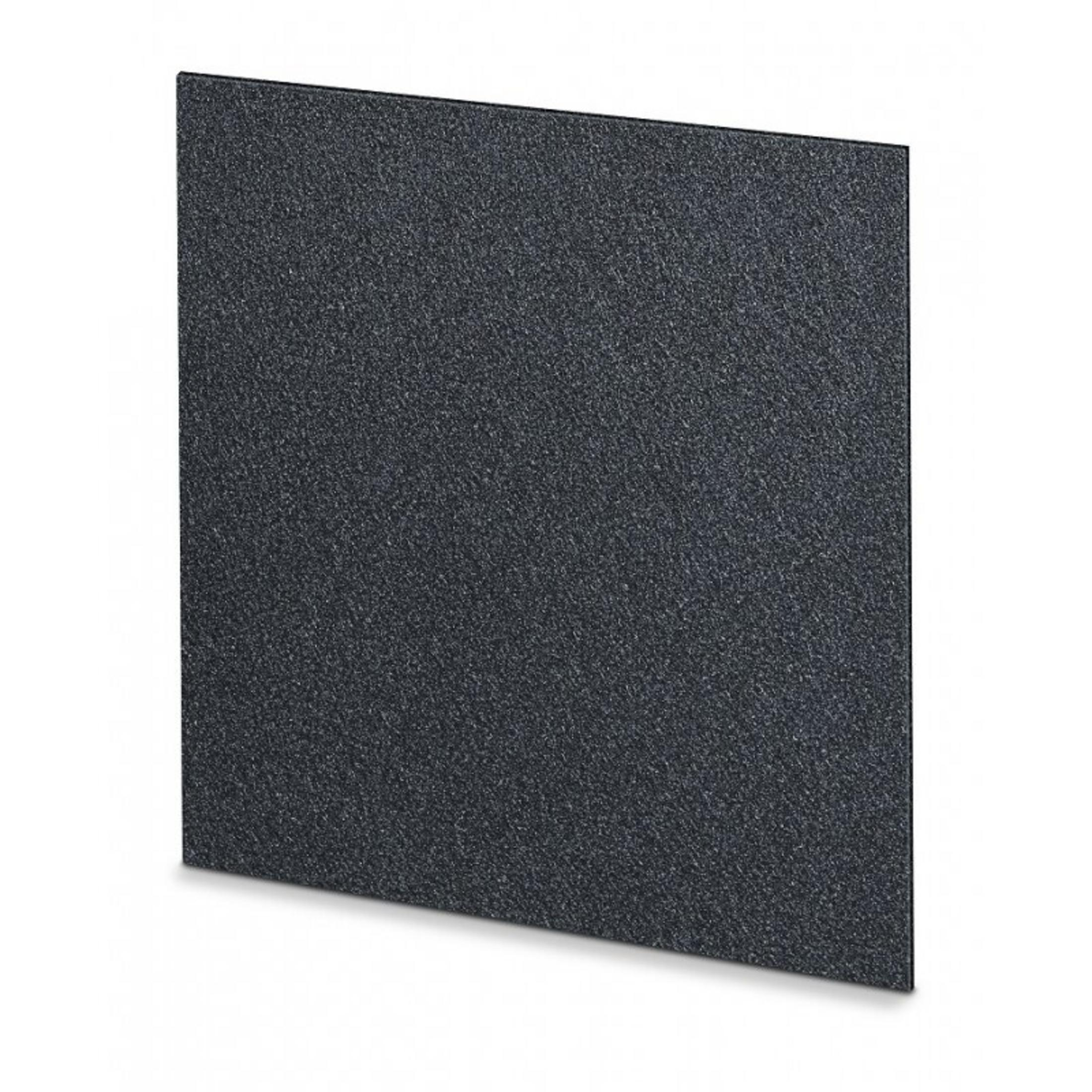 Un pannello rettangolare scuro con texture granulosa su sfondo bianco.