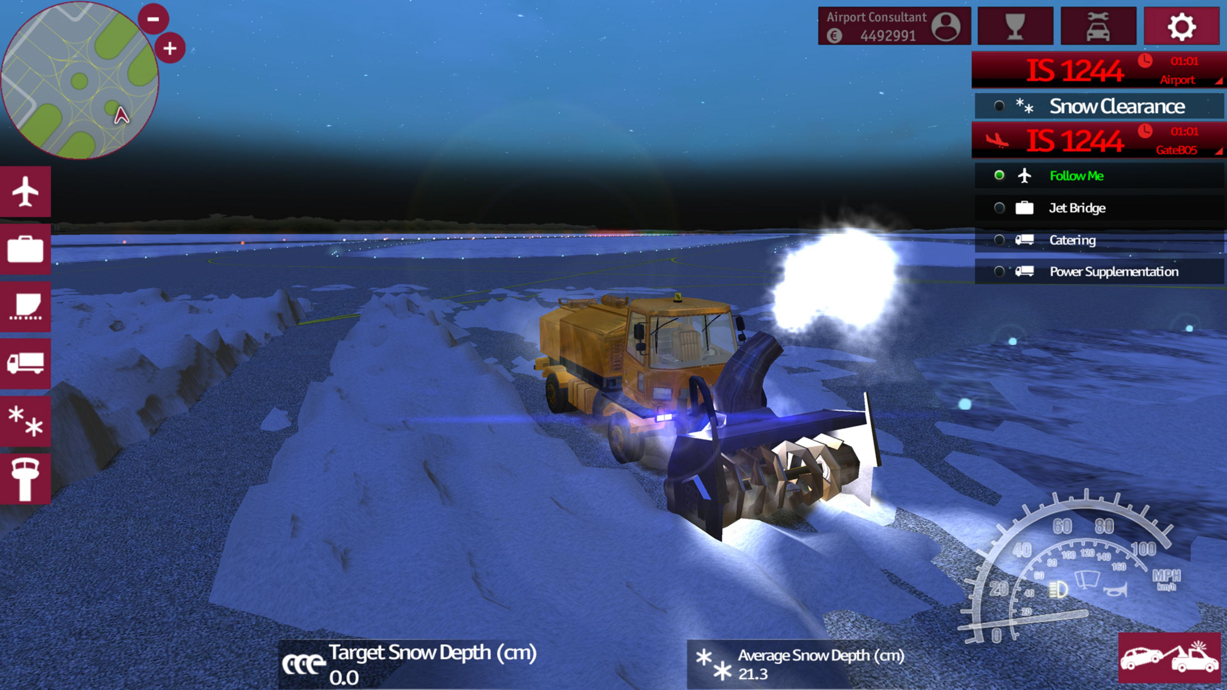 Un spazzaneve giallo pulisce la neve su una pista innevata di notte.