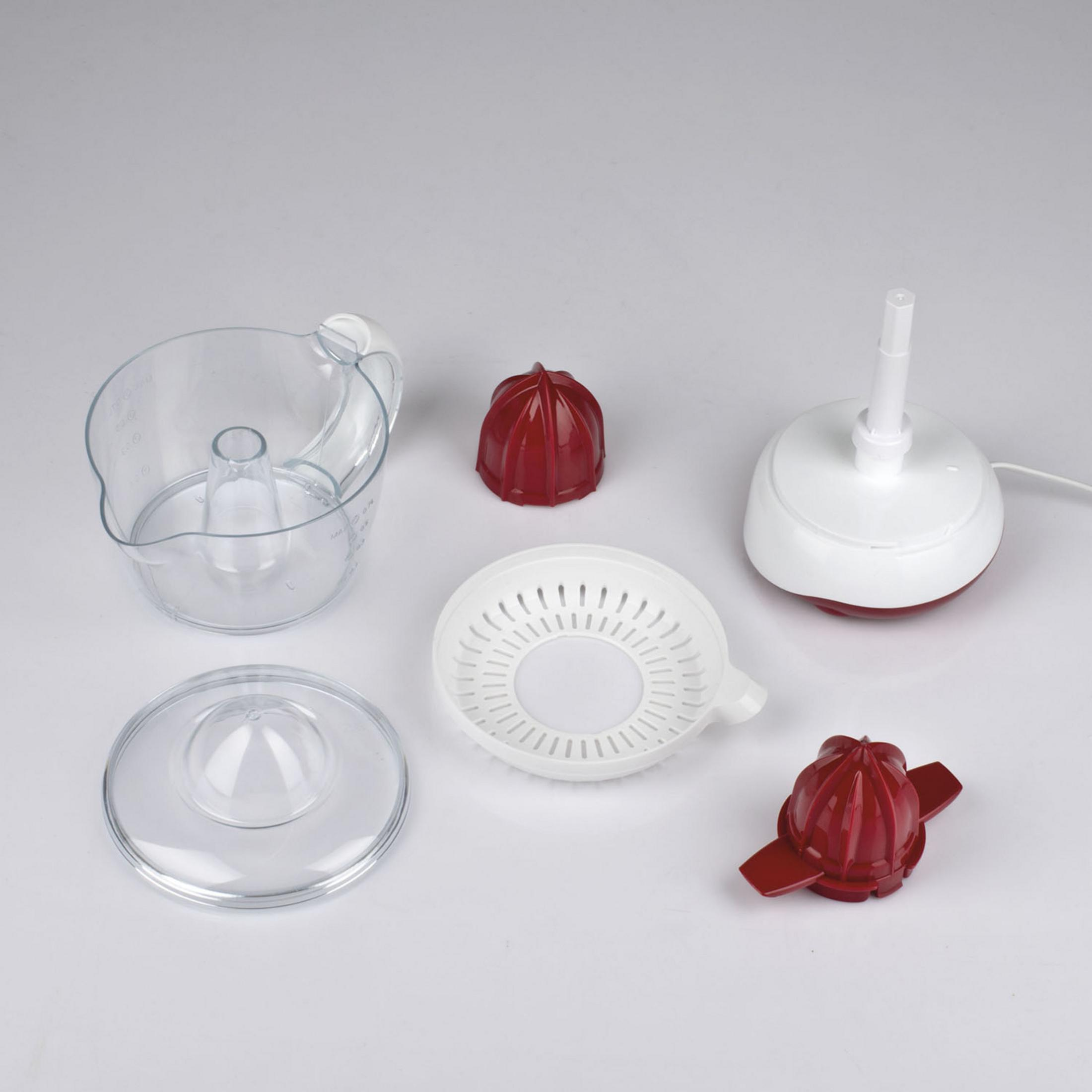 Ein Zitruspresse-Zubehör-Set mit weißem Sockel, zwei roten Presskegeln, einem transparenten Messbecher und einem weißen Sieb.