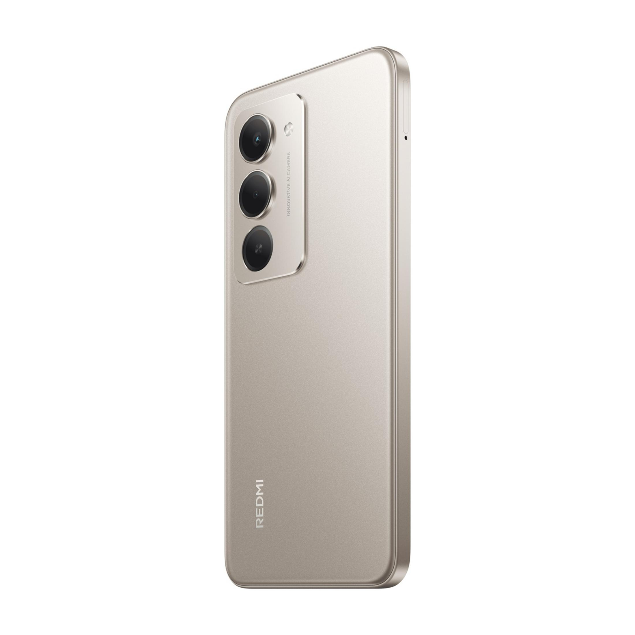 Ein hellbraunes Smartphone mit drei Kameras auf der Rückseite.