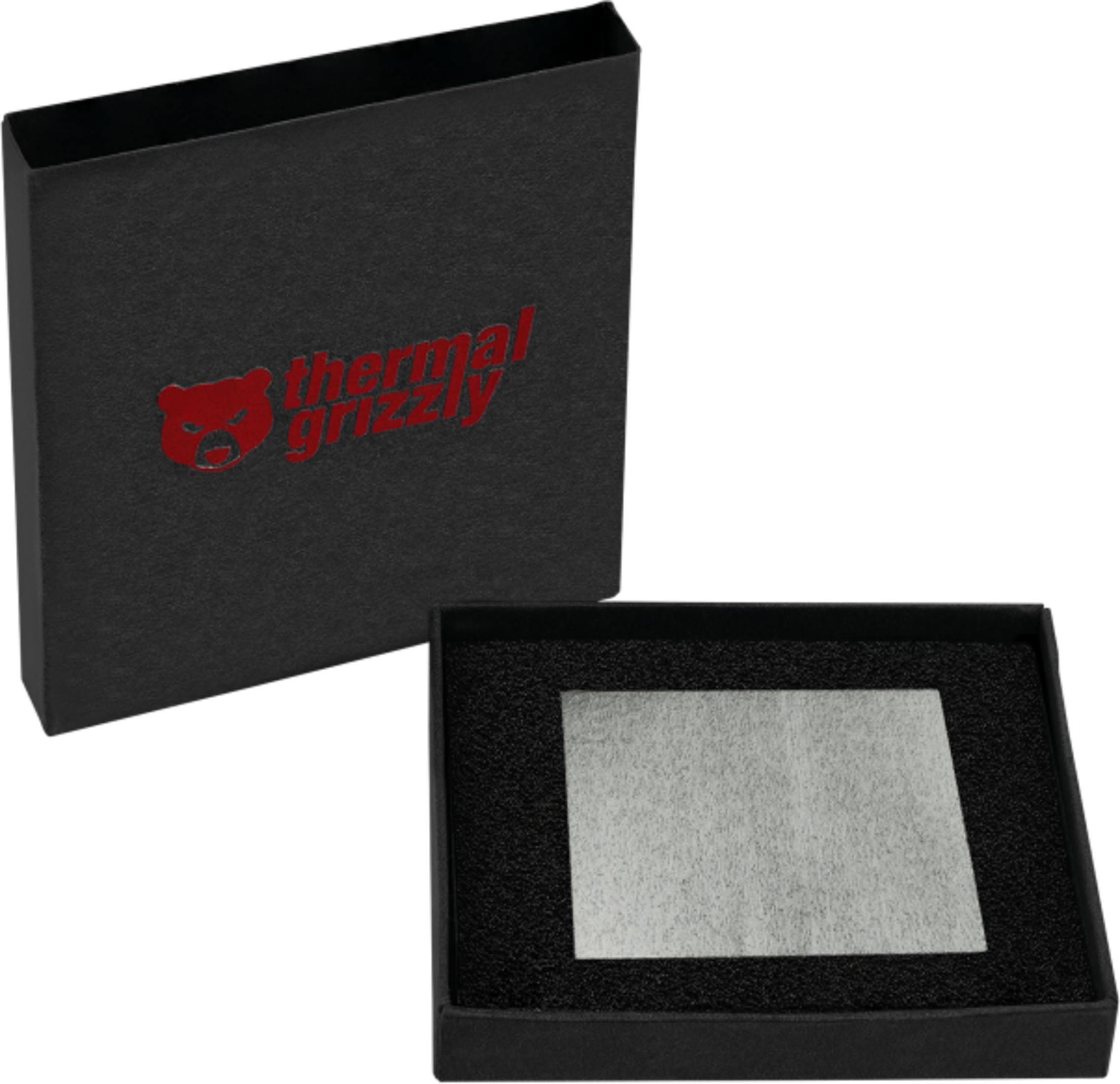 Schwarze Geschenkbox mit rotem Logo, daneben eine offene Box mit einem silbernen Objekt.