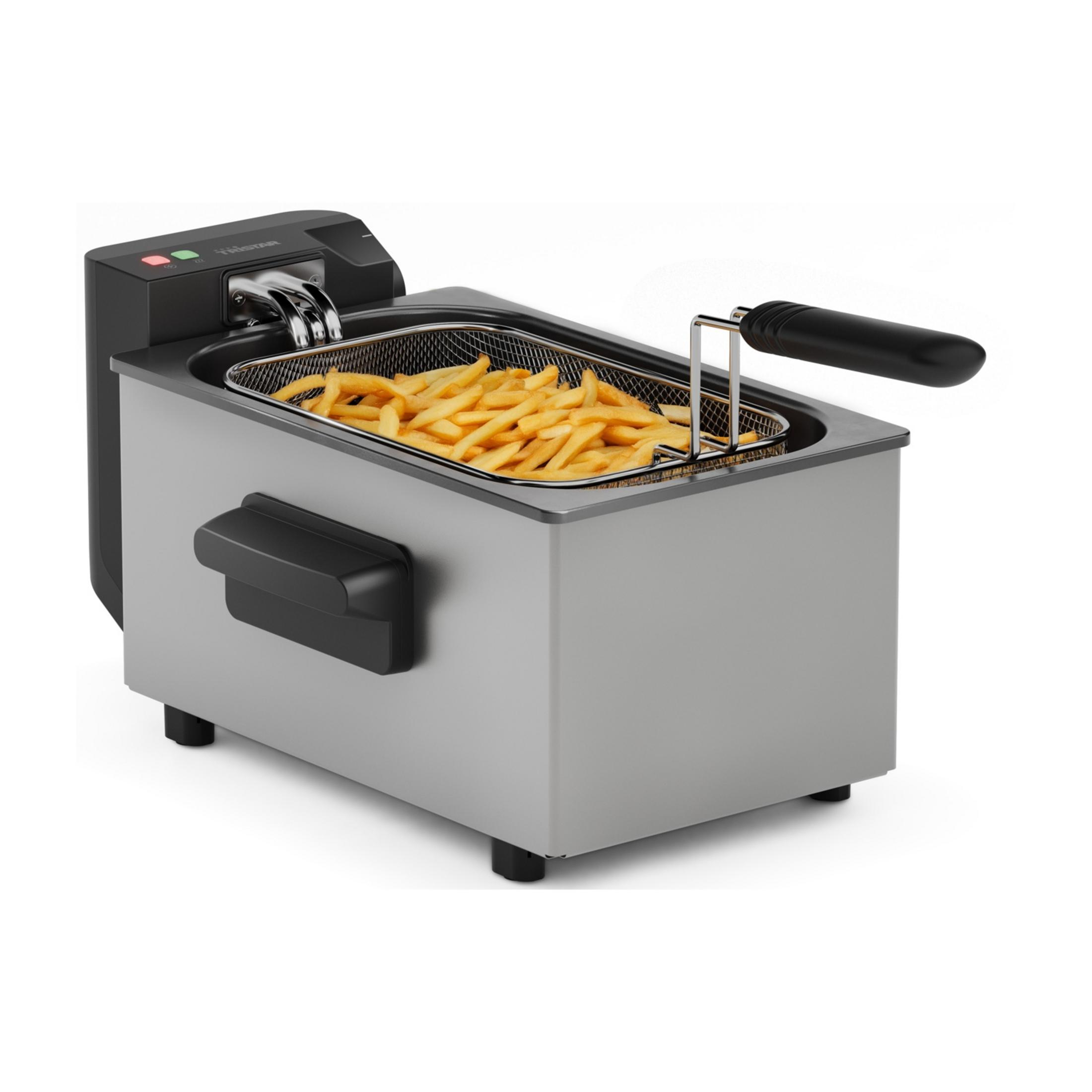 Una friggitrice argentata con un cestello pieno di patatine fritte dorate.