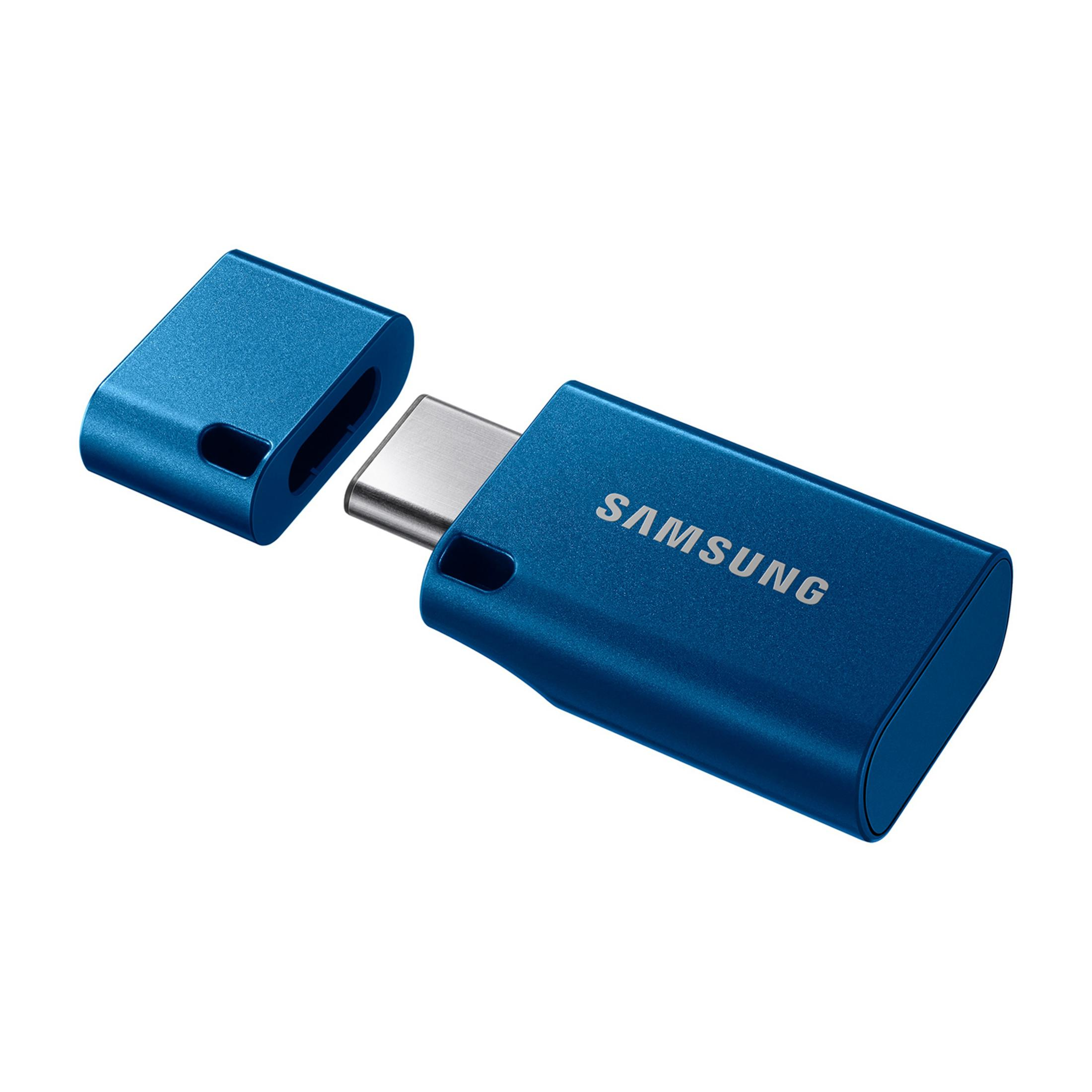 Niebieski pendrive Samsung USB-C ze zdjętym dekielkiem.