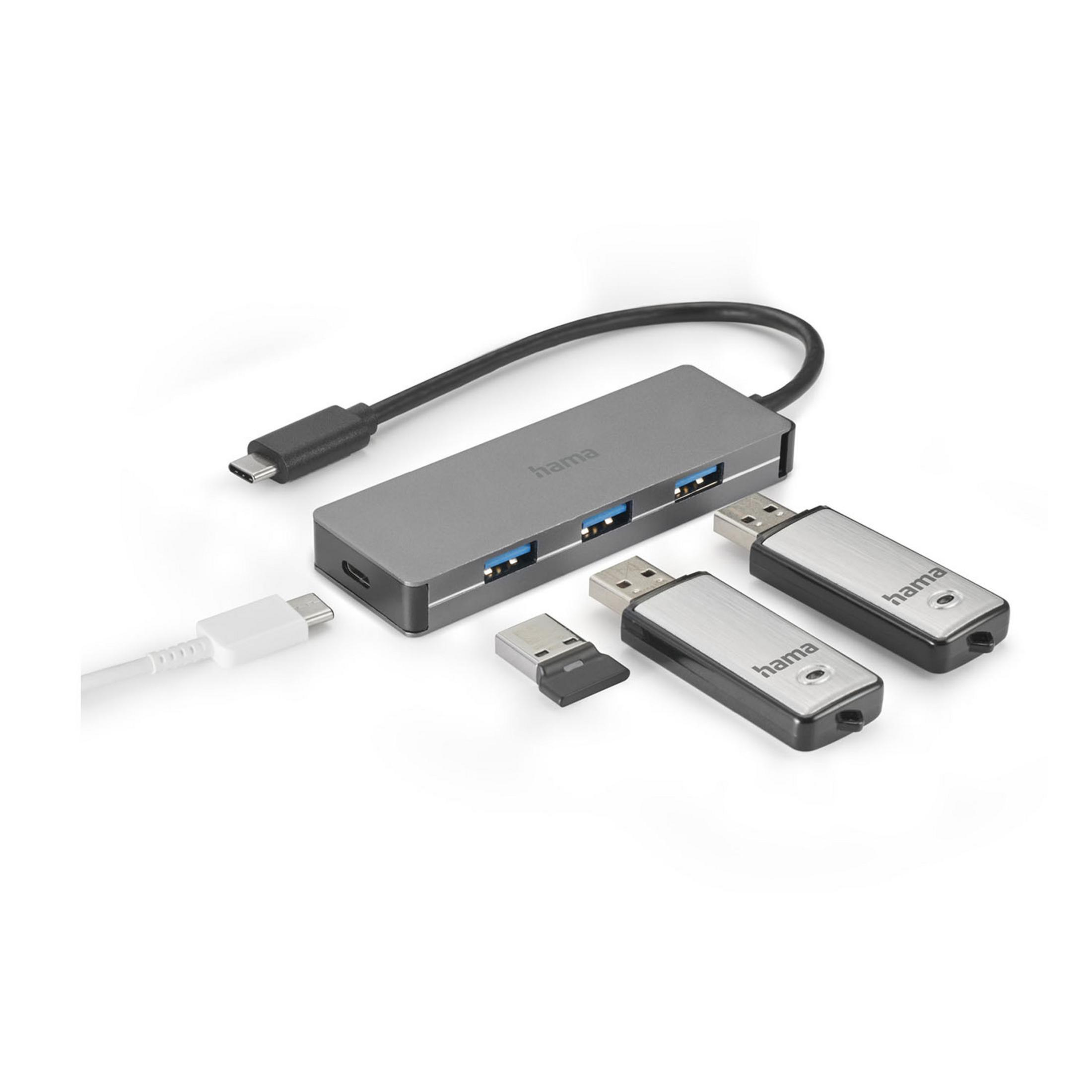 Hub USB-C grigio con tre porte USB e due chiavette USB.