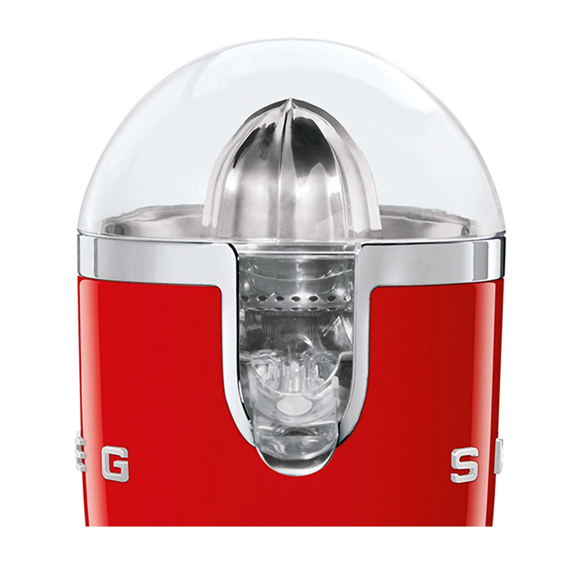 Czerwona wyciskarka do cytrusów z chromowanymi detalami i przezroczystą pokrywą.