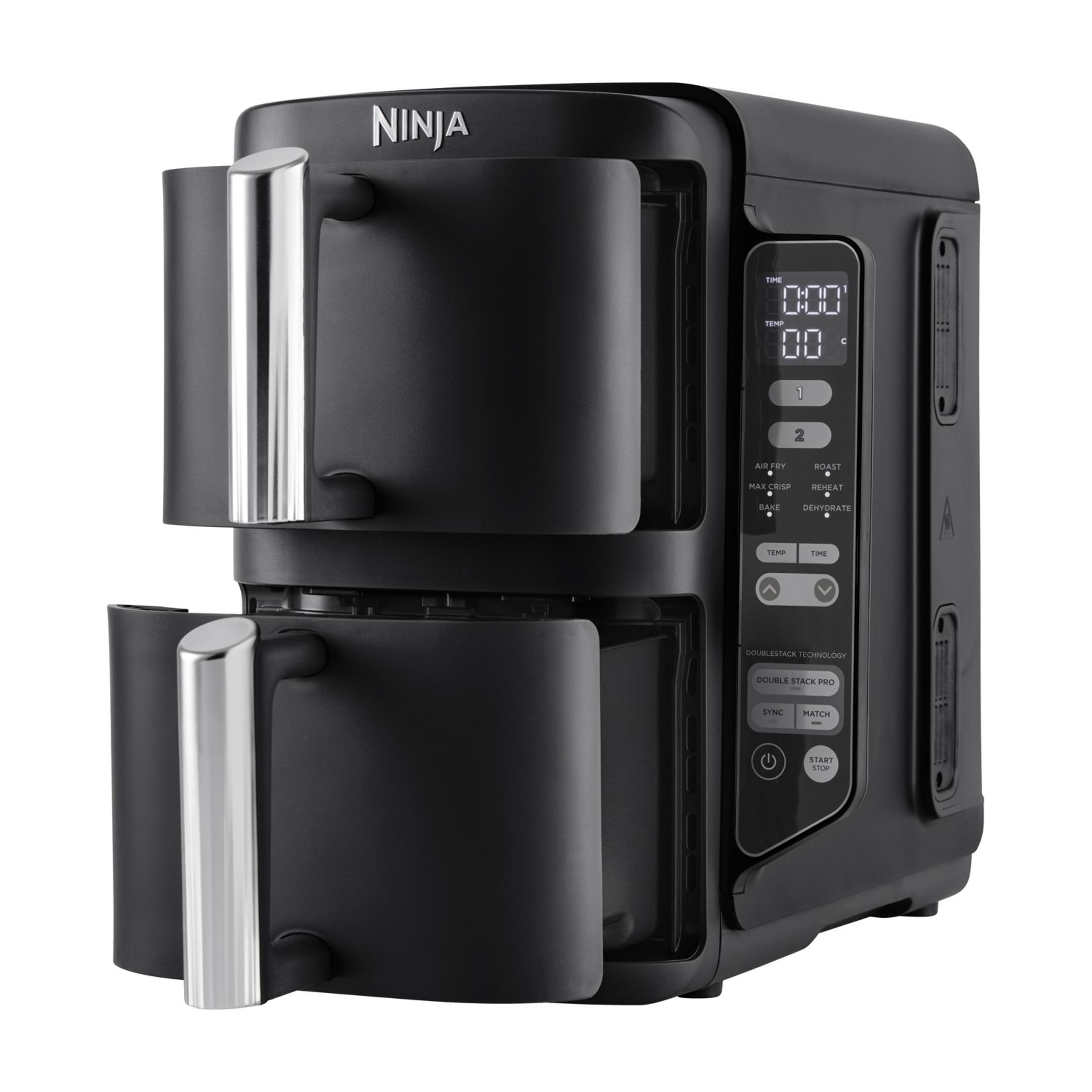 Friggitrice ad aria Ninja nera a doppio cassetto con display digitale e maniglie argentate.