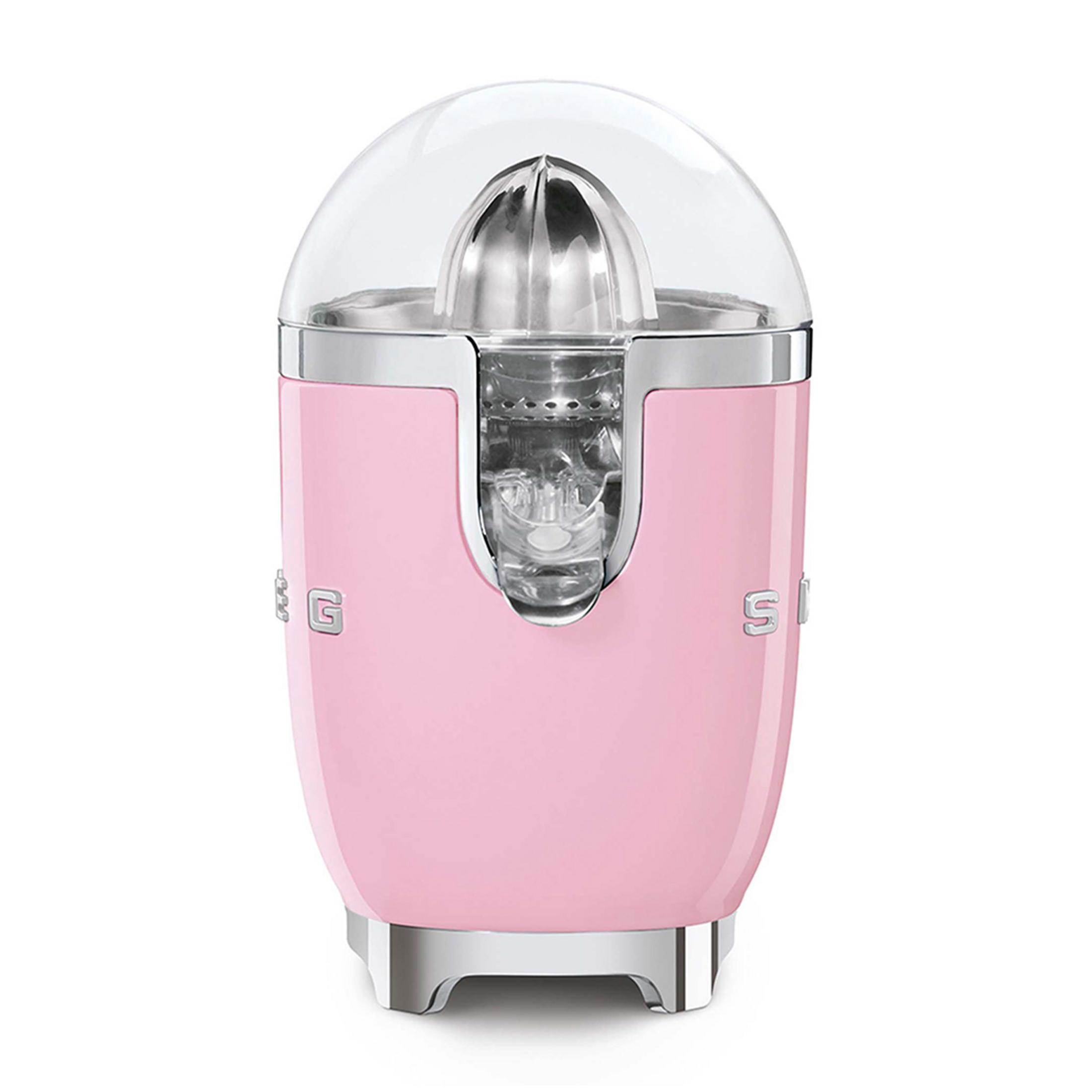 Różowa wyciskarka Smeg ze srebrnymi akcentami i przezroczystą pokrywą.