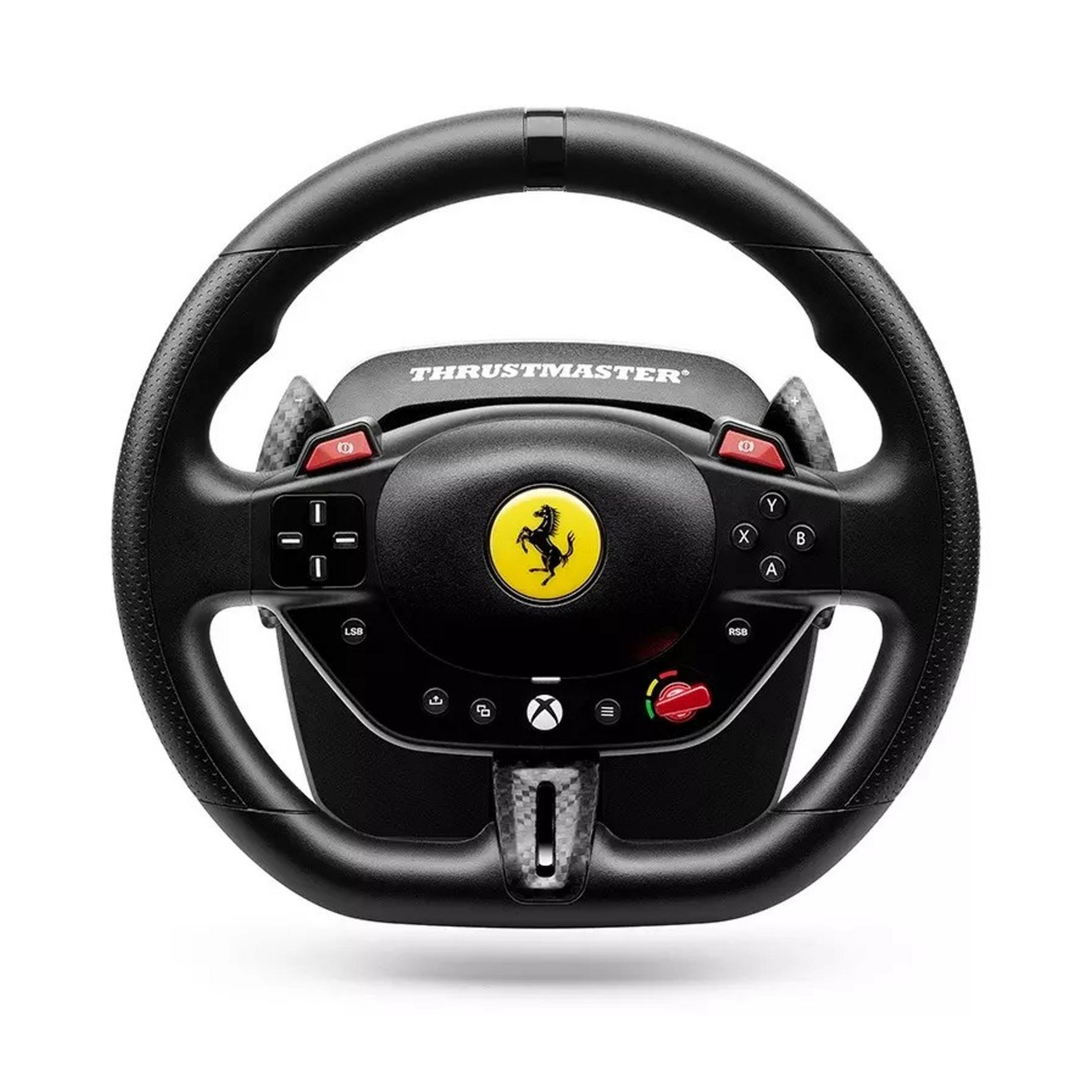 Volante nero con logo Ferrari giallo e controlli.