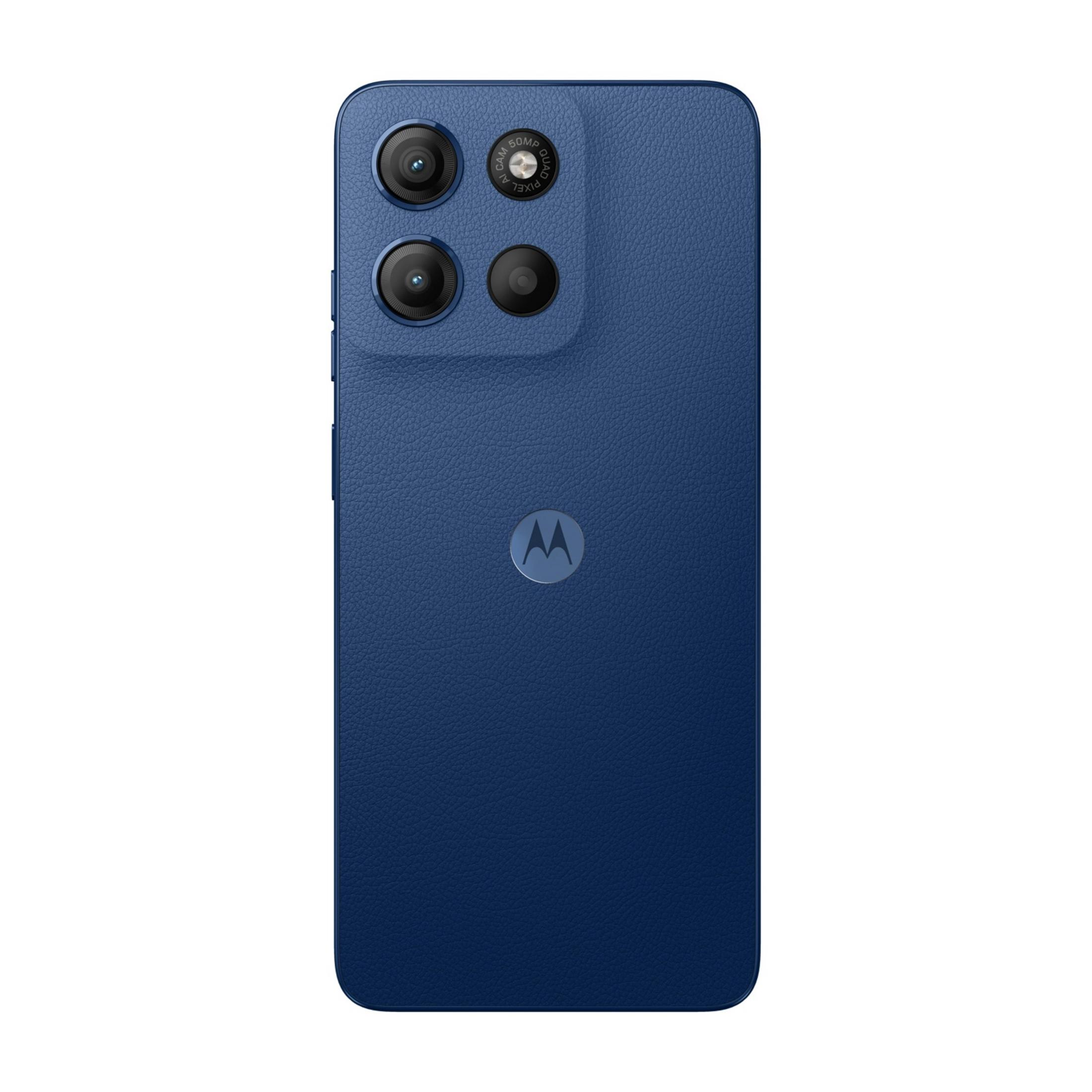 Parte trasera de un smartphone azul oscuro con tres cámaras y el logo de Motorola.