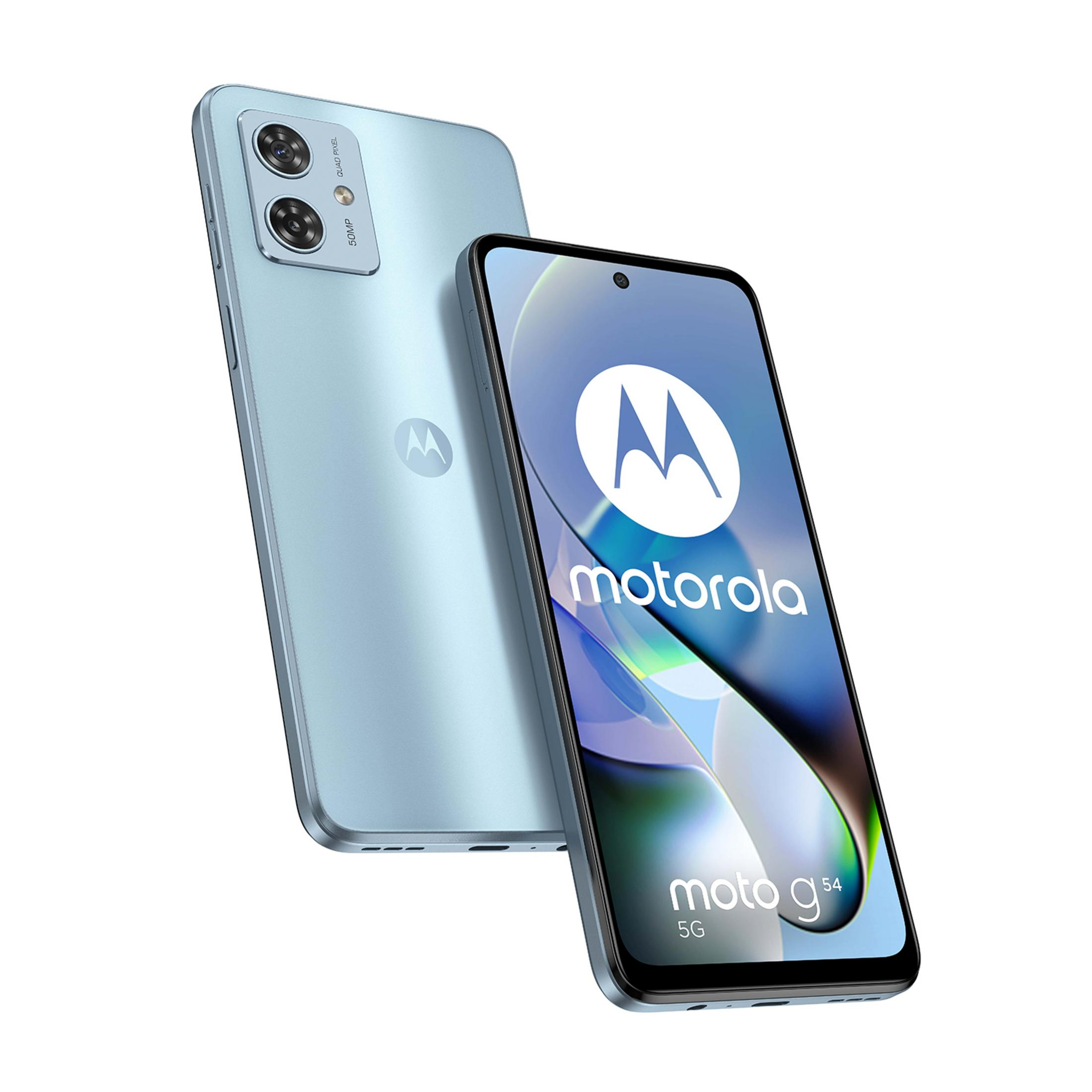 Dwa jasnoniebieskie smartfony Motorola Moto G54 5G na białym tle.