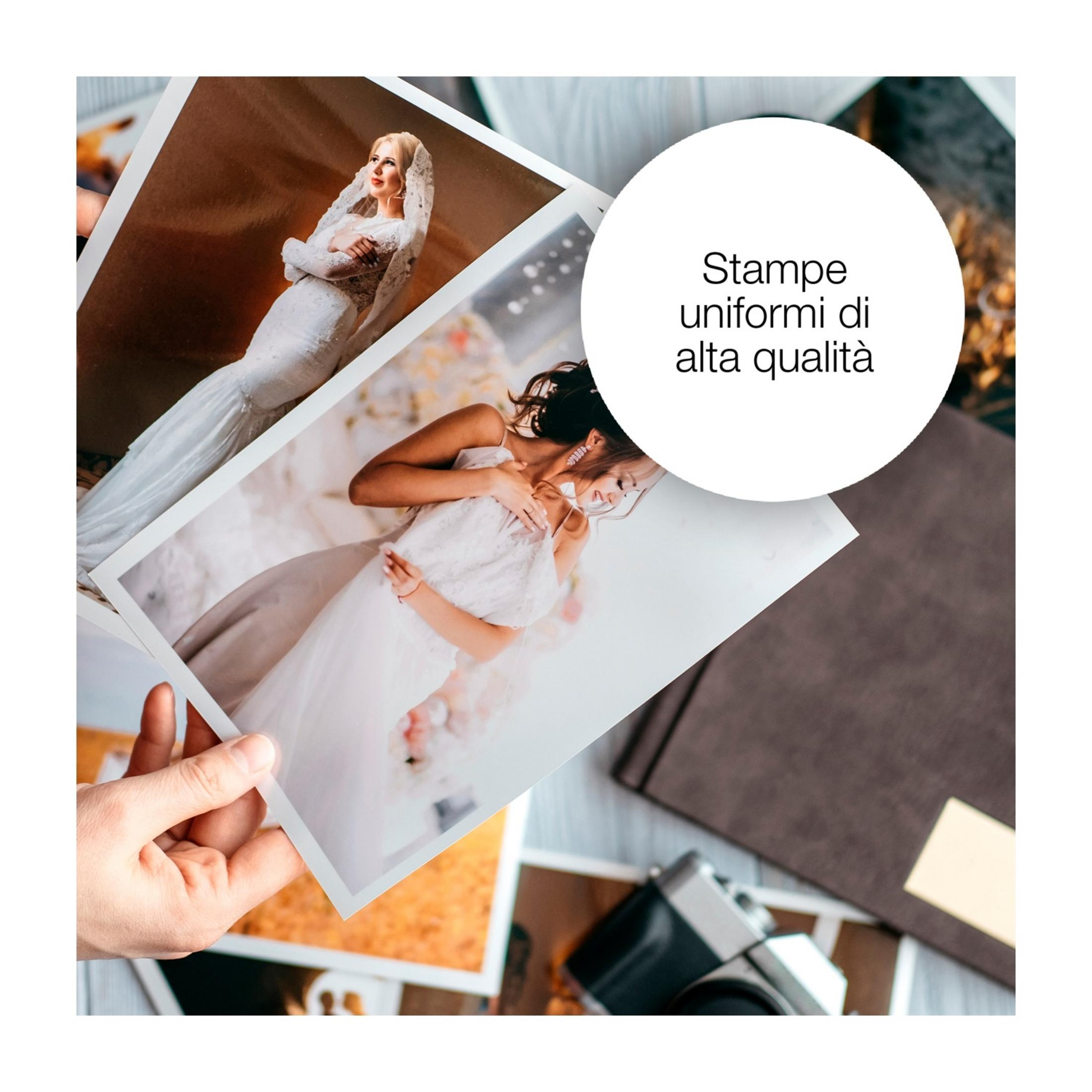 Mani che tengono foto di matrimonio, una sposa con velo, un'altra con gioielli.