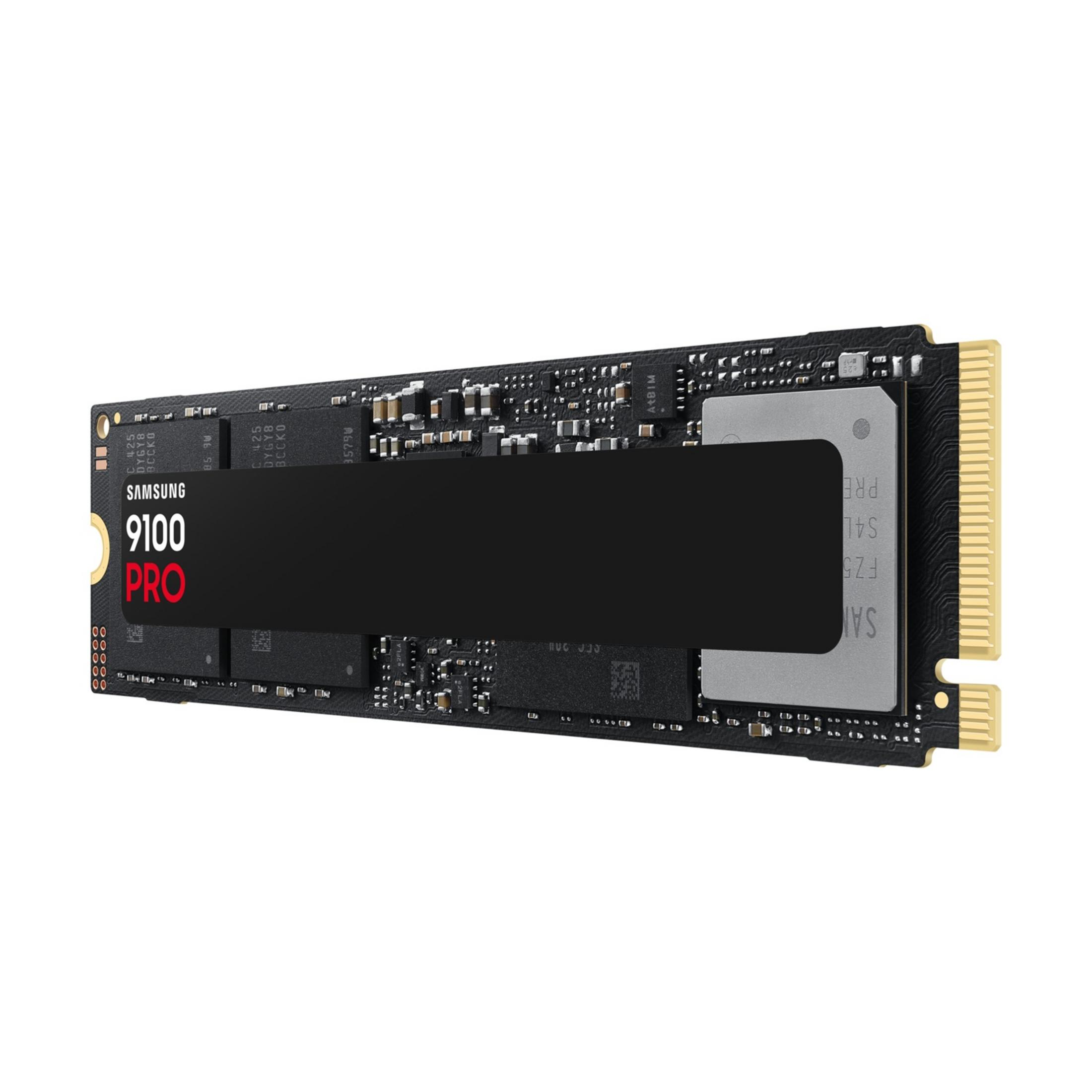 Dysk SSD Samsung 9100 PRO ze złotym złączem na białym tle.