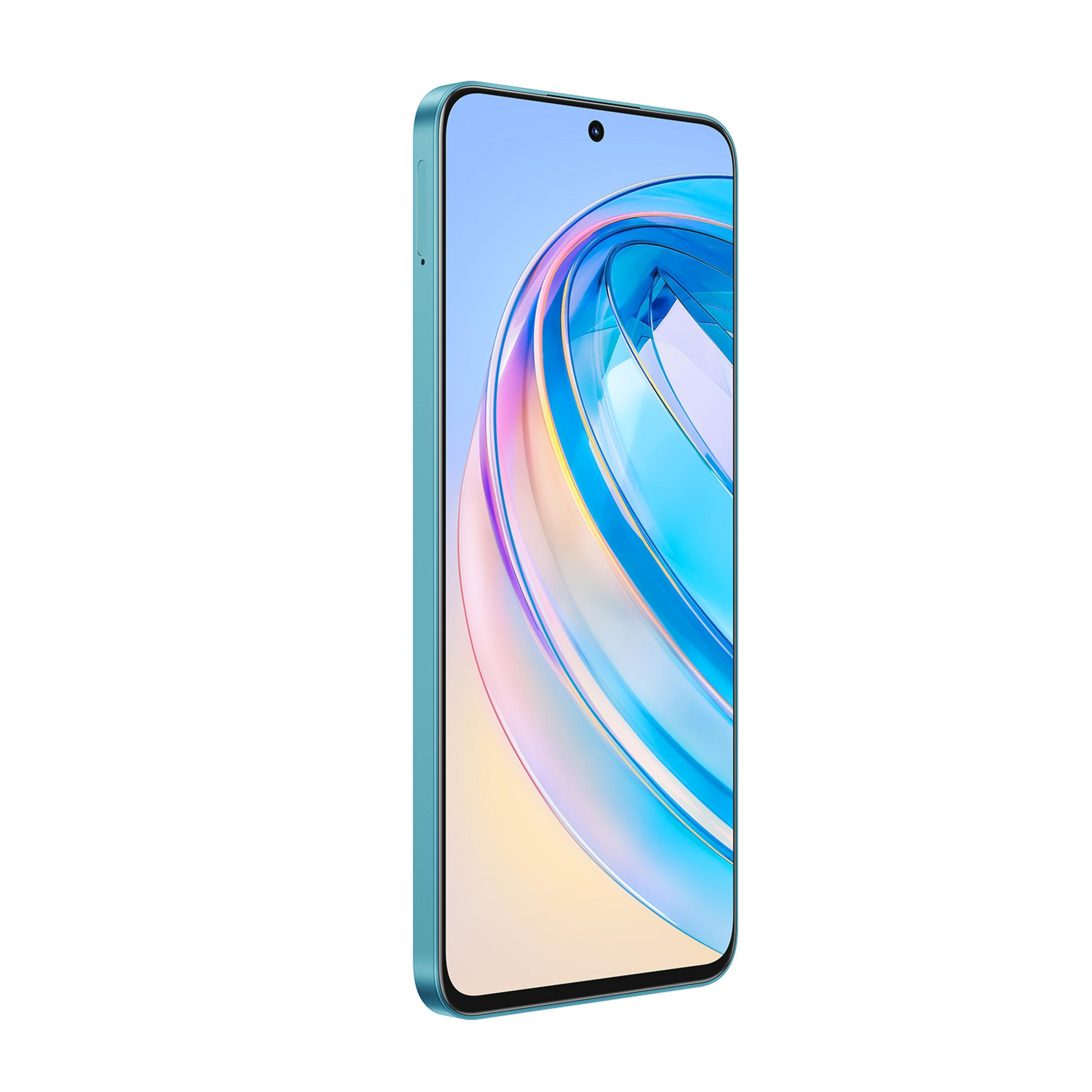 Ein hellblaues Smartphone mit einem abstrakten Hintergrund auf dem Bildschirm.
